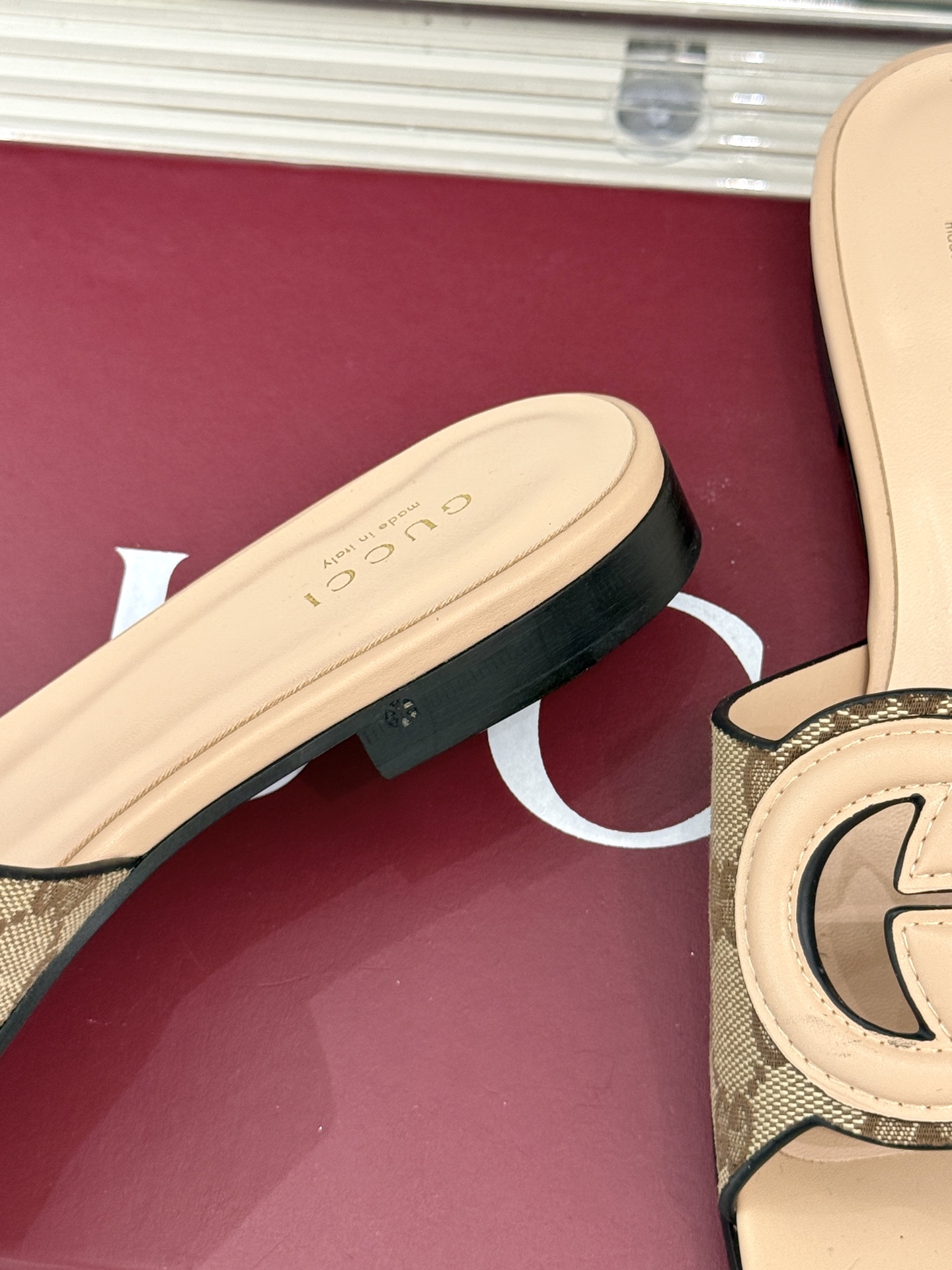
Gucci/古驰经典双G镂空
平底粗跟拖鞋✨
它以标志性的双G镂空设计
将品牌经典元素融入其中
彰显独
