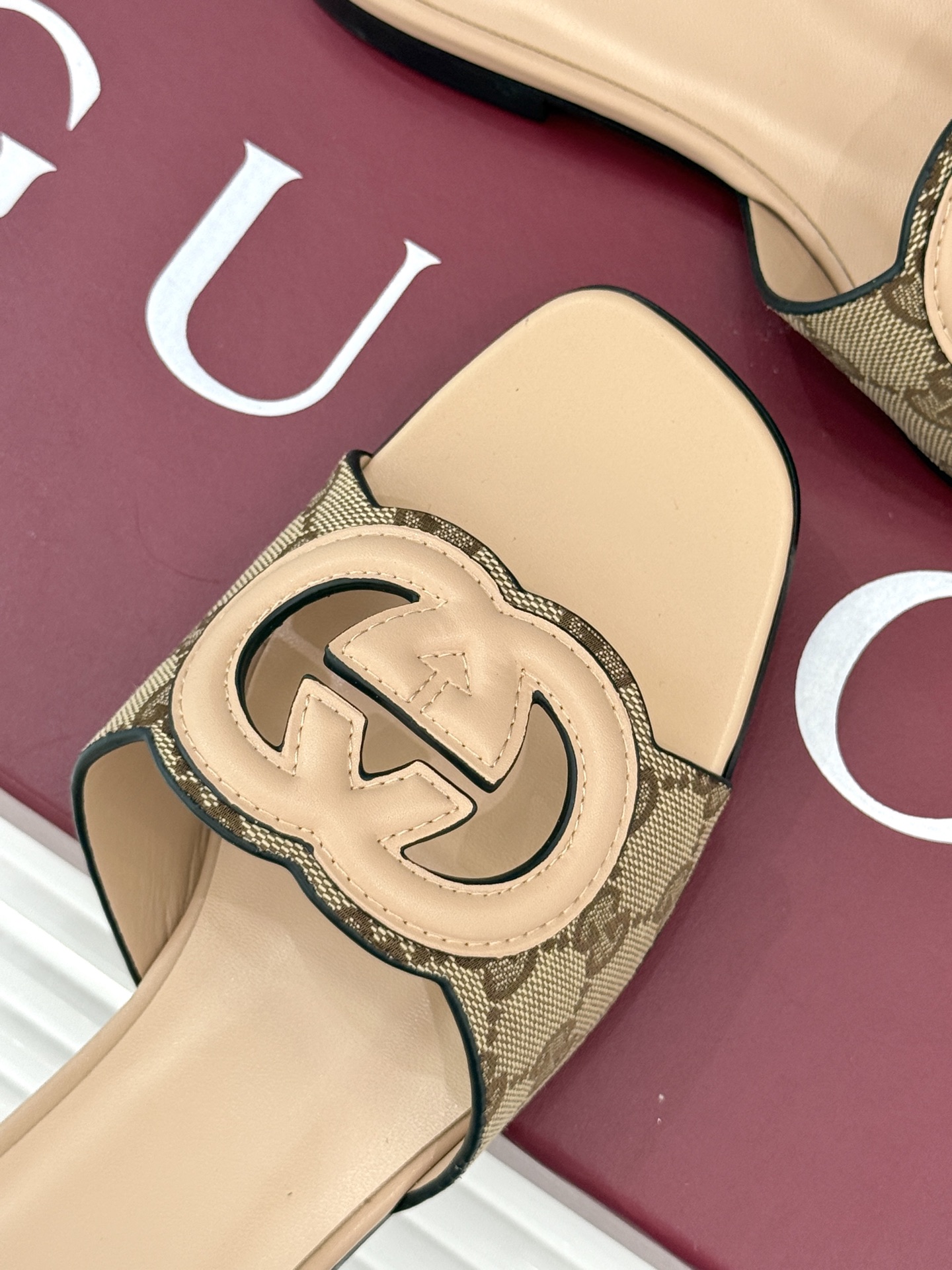 
Gucci/古驰经典双G镂空
平底粗跟拖鞋✨
它以标志性的双G镂空设计
将品牌经典元素融入其中
彰显独