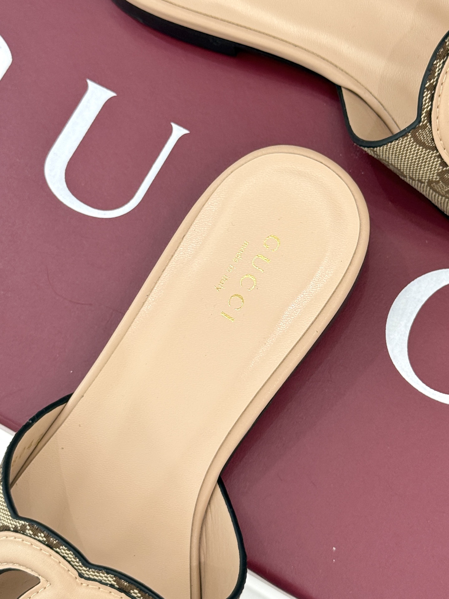 
Gucci/古驰经典双G镂空
平底粗跟拖鞋✨
它以标志性的双G镂空设计
将品牌经典元素融入其中
彰显独