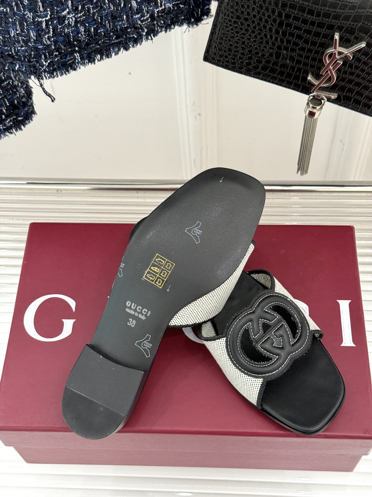 
Gucci/古驰经典双G镂空
平底粗跟拖鞋✨
它以标志性的双G镂空设计
将品牌经典元素融入其中
彰显独
