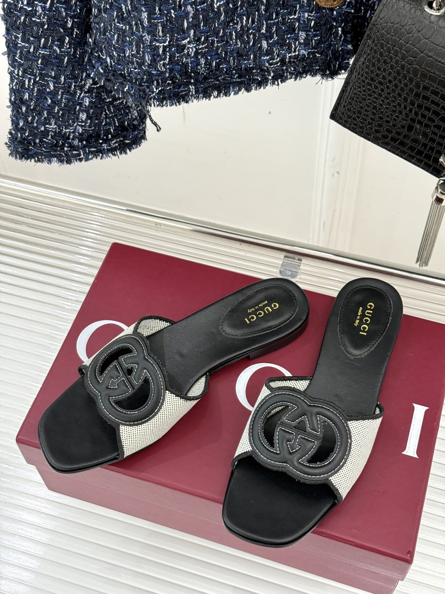 
Gucci/古驰经典双G镂空
平底粗跟拖鞋✨
它以标志性的双G镂空设计
将品牌经典元素融入其中
彰显独
