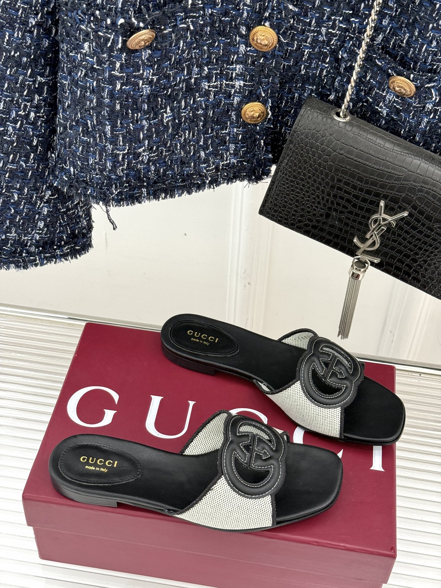 
Gucci/古驰经典双G镂空
平底粗跟拖鞋✨
它以标志性的双G镂空设计
将品牌经典元素融入其中
彰显独
