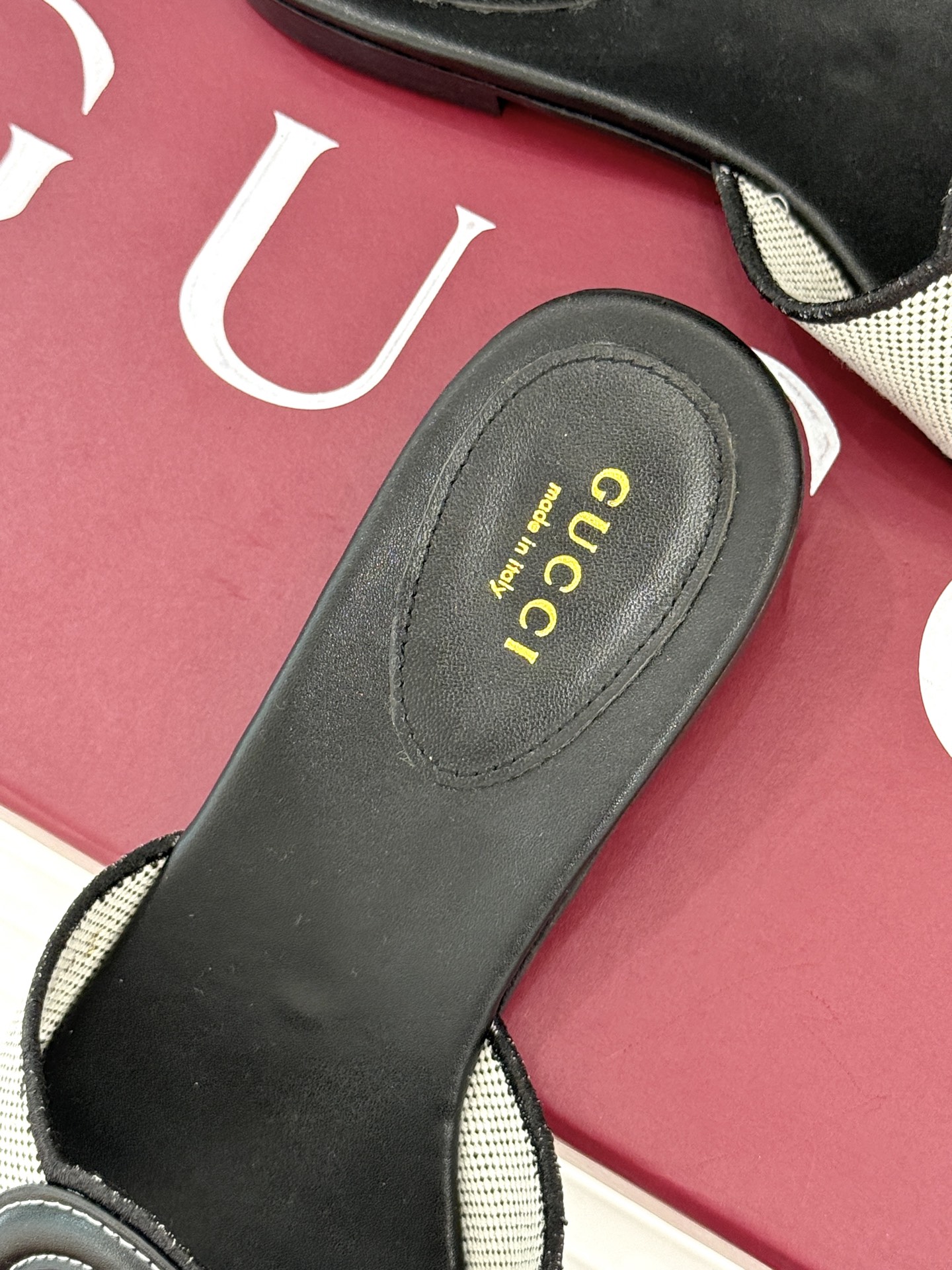 
Gucci/古驰经典双G镂空
平底粗跟拖鞋✨
它以标志性的双G镂空设计
将品牌经典元素融入其中
彰显独