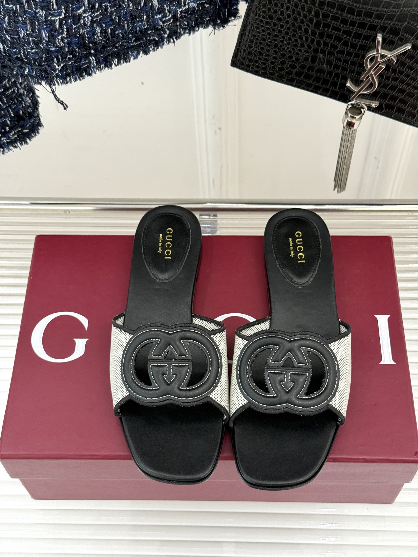 
Gucci/古驰经典双G镂空
平底粗跟拖鞋✨
它以标志性的双G镂空设计
将品牌经典元素融入其中
彰显独