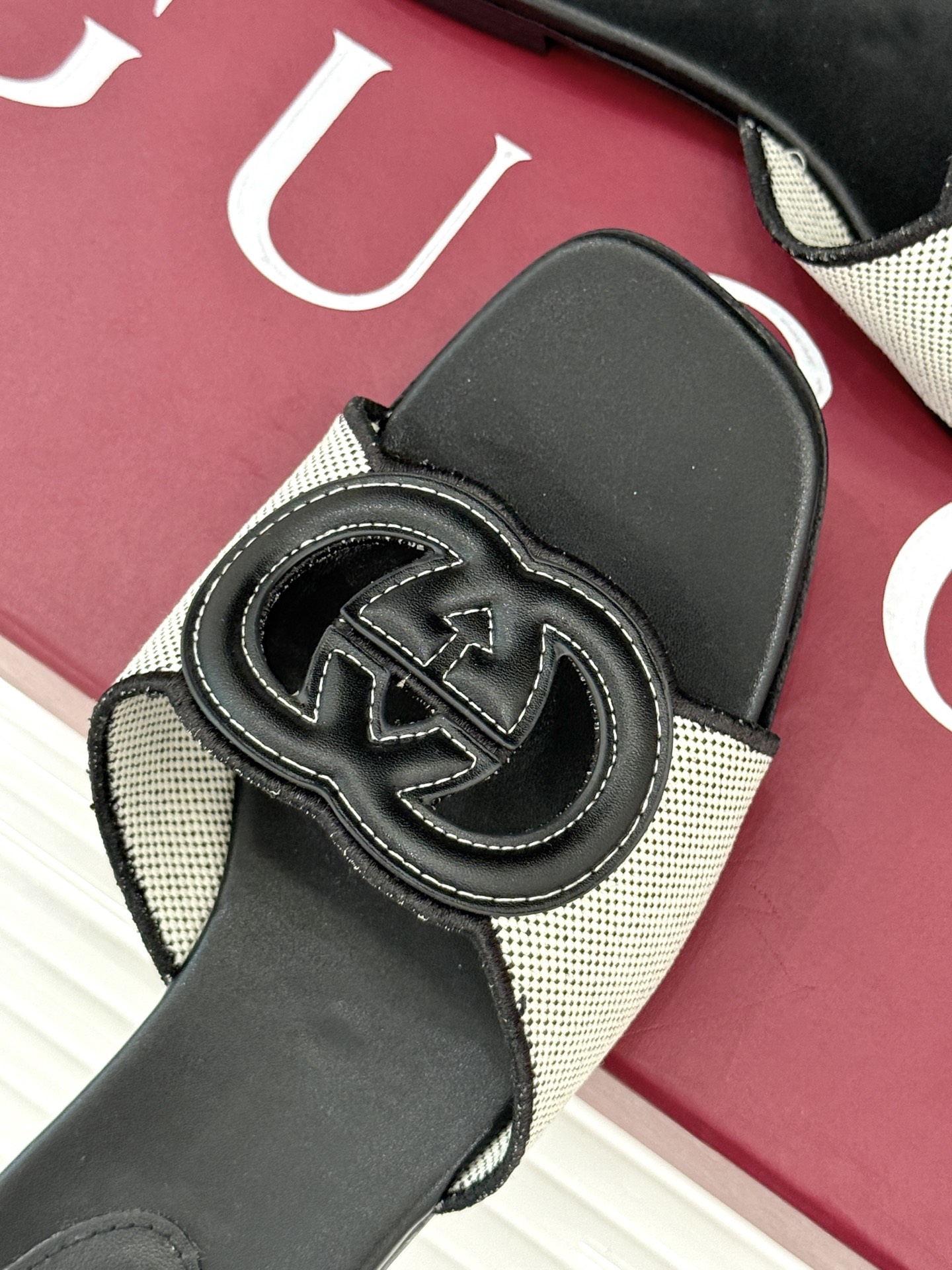 
Gucci/古驰经典双G镂空
平底粗跟拖鞋✨
它以标志性的双G镂空设计
将品牌经典元素融入其中
彰显独