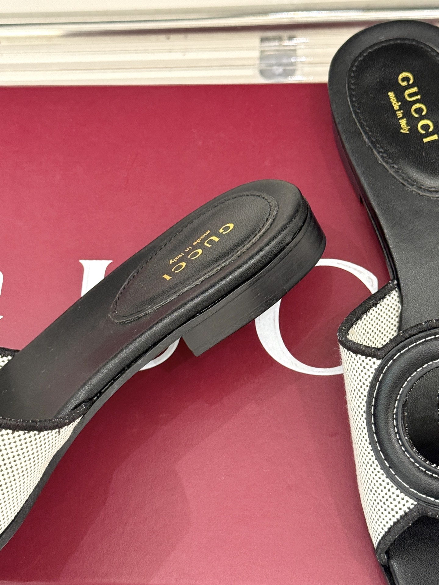
Gucci/古驰经典双G镂空
平底粗跟拖鞋✨
它以标志性的双G镂空设计
将品牌经典元素融入其中
彰显独
