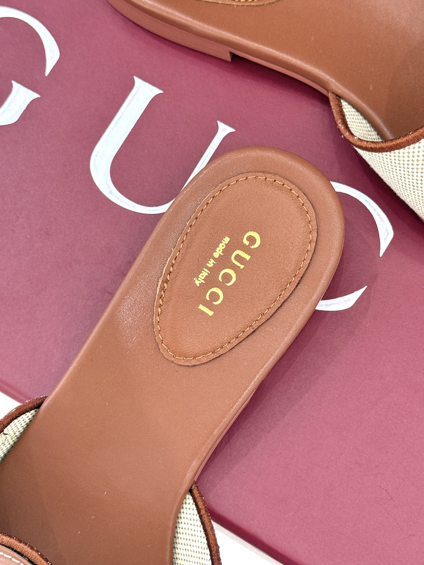 
Gucci/古驰经典双G镂空
平底粗跟拖鞋✨
它以标志性的双G镂空设计
将品牌经典元素融入其中
彰显独