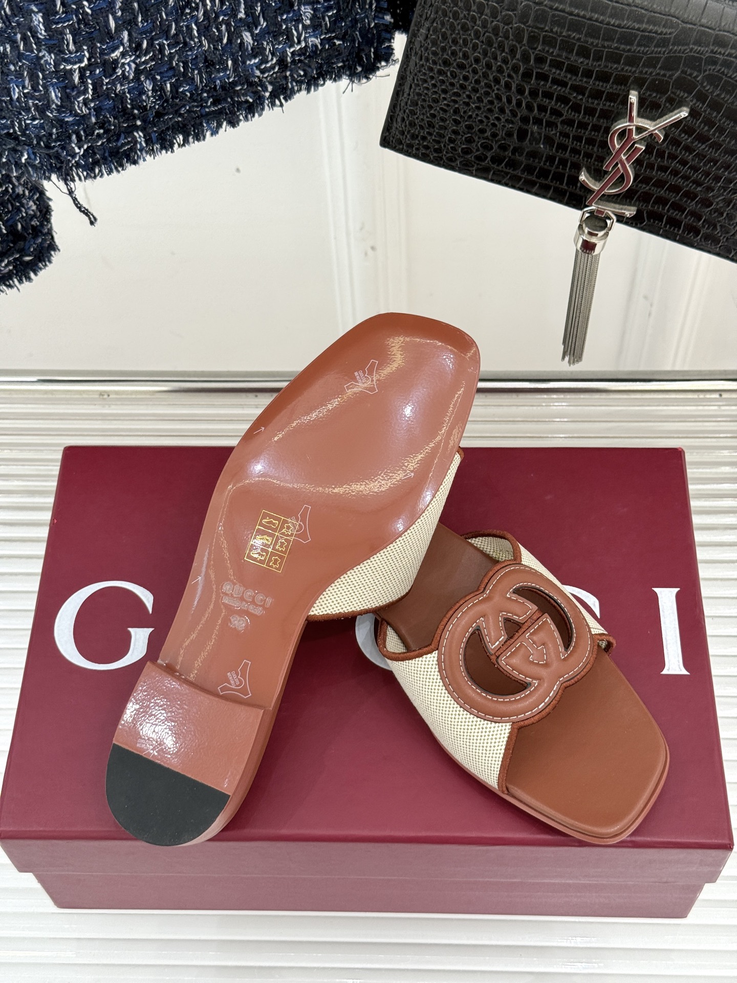 
Gucci/古驰经典双G镂空
平底粗跟拖鞋✨
它以标志性的双G镂空设计
将品牌经典元素融入其中
彰显独