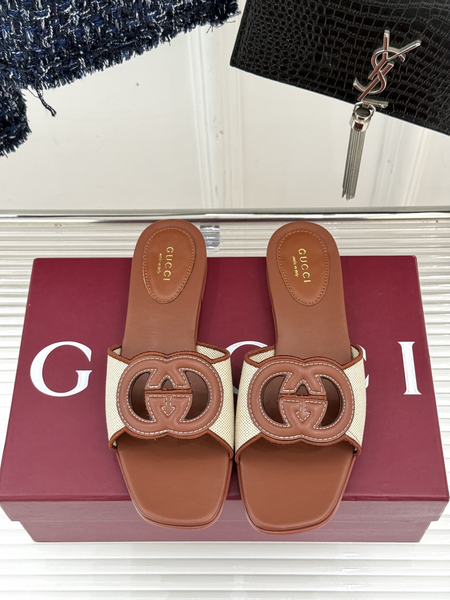 
Gucci/古驰经典双G镂空
平底粗跟拖鞋✨
它以标志性的双G镂空设计
将品牌经典元素融入其中
彰显独