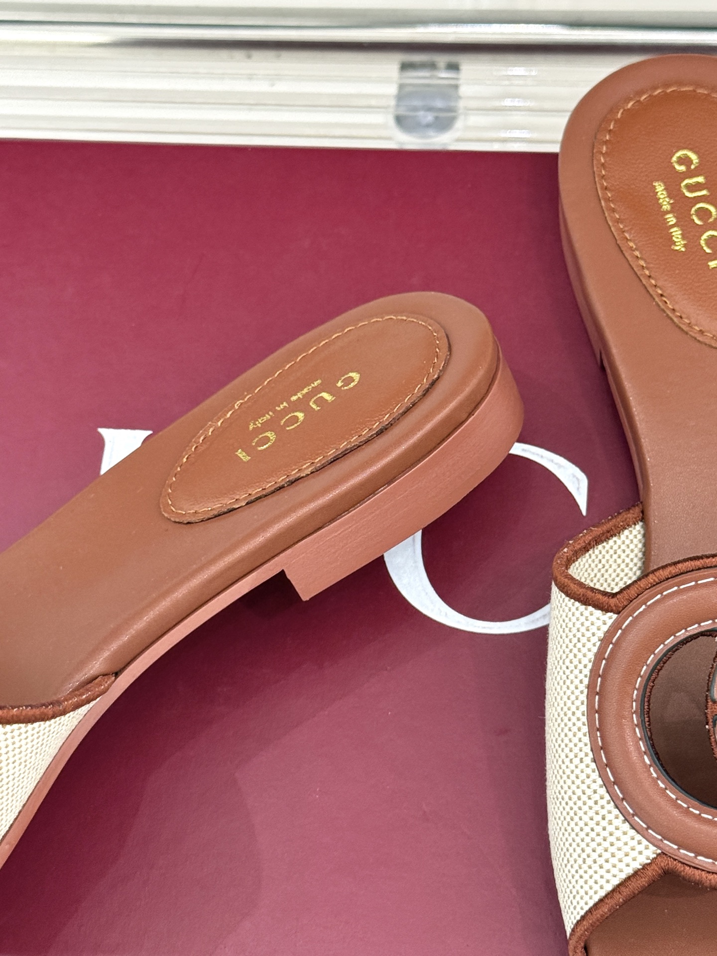 
Gucci/古驰经典双G镂空
平底粗跟拖鞋✨
它以标志性的双G镂空设计
将品牌经典元素融入其中
彰显独