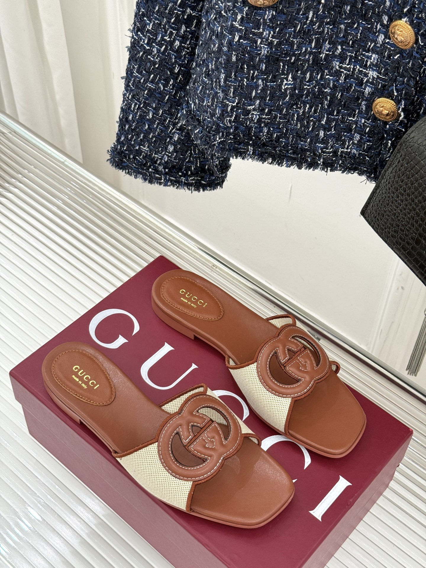 
Gucci/古驰经典双G镂空
平底粗跟拖鞋✨
它以标志性的双G镂空设计
将品牌经典元素融入其中
彰显独