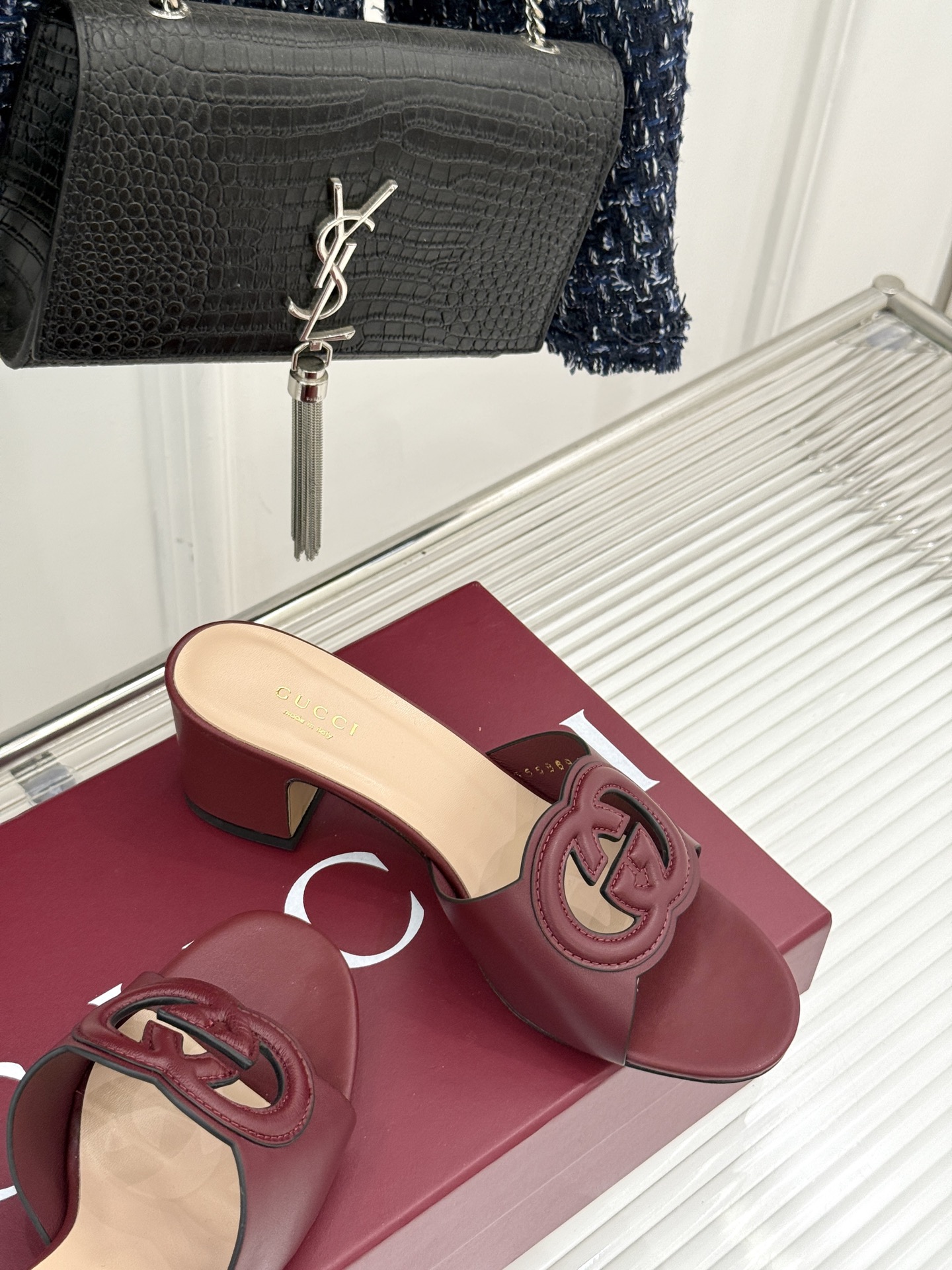 
Gucci/古驰经典双G镂空
平底粗跟拖鞋✨
它以标志性的双G镂空设计
将品牌经典元素融入其中
彰显独