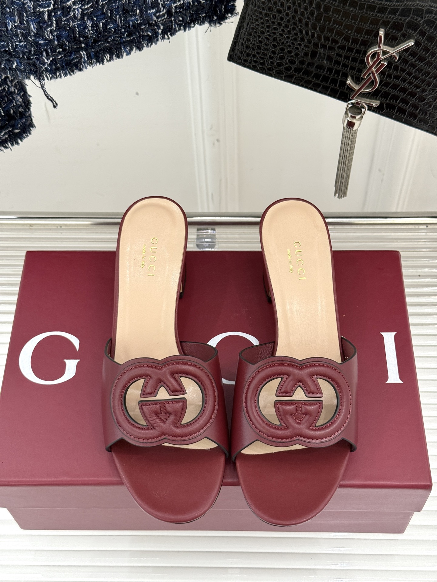 
Gucci/古驰经典双G镂空
平底粗跟拖鞋✨
它以标志性的双G镂空设计
将品牌经典元素融入其中
彰显独