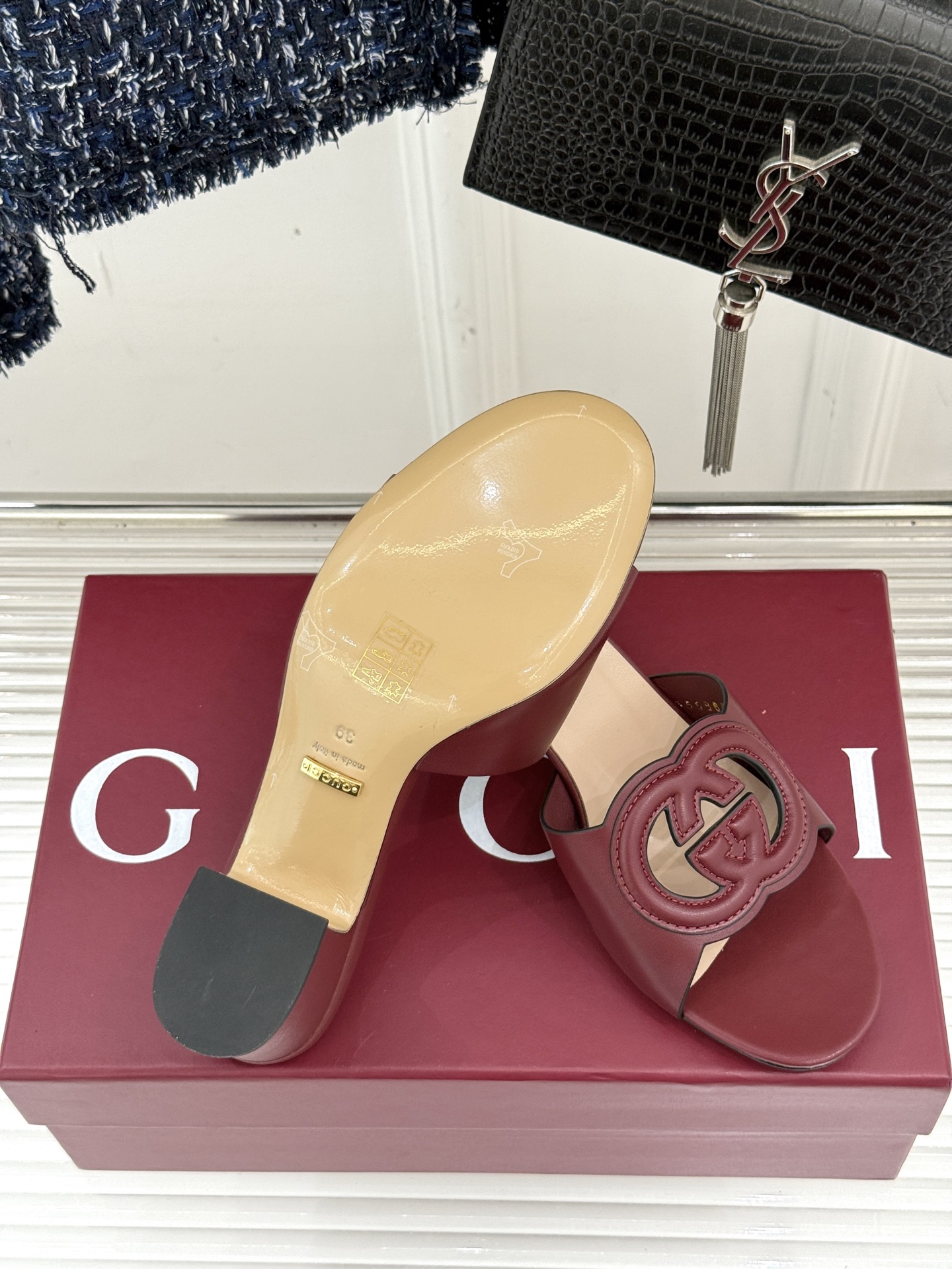
Gucci/古驰经典双G镂空
平底粗跟拖鞋✨
它以标志性的双G镂空设计
将品牌经典元素融入其中
彰显独