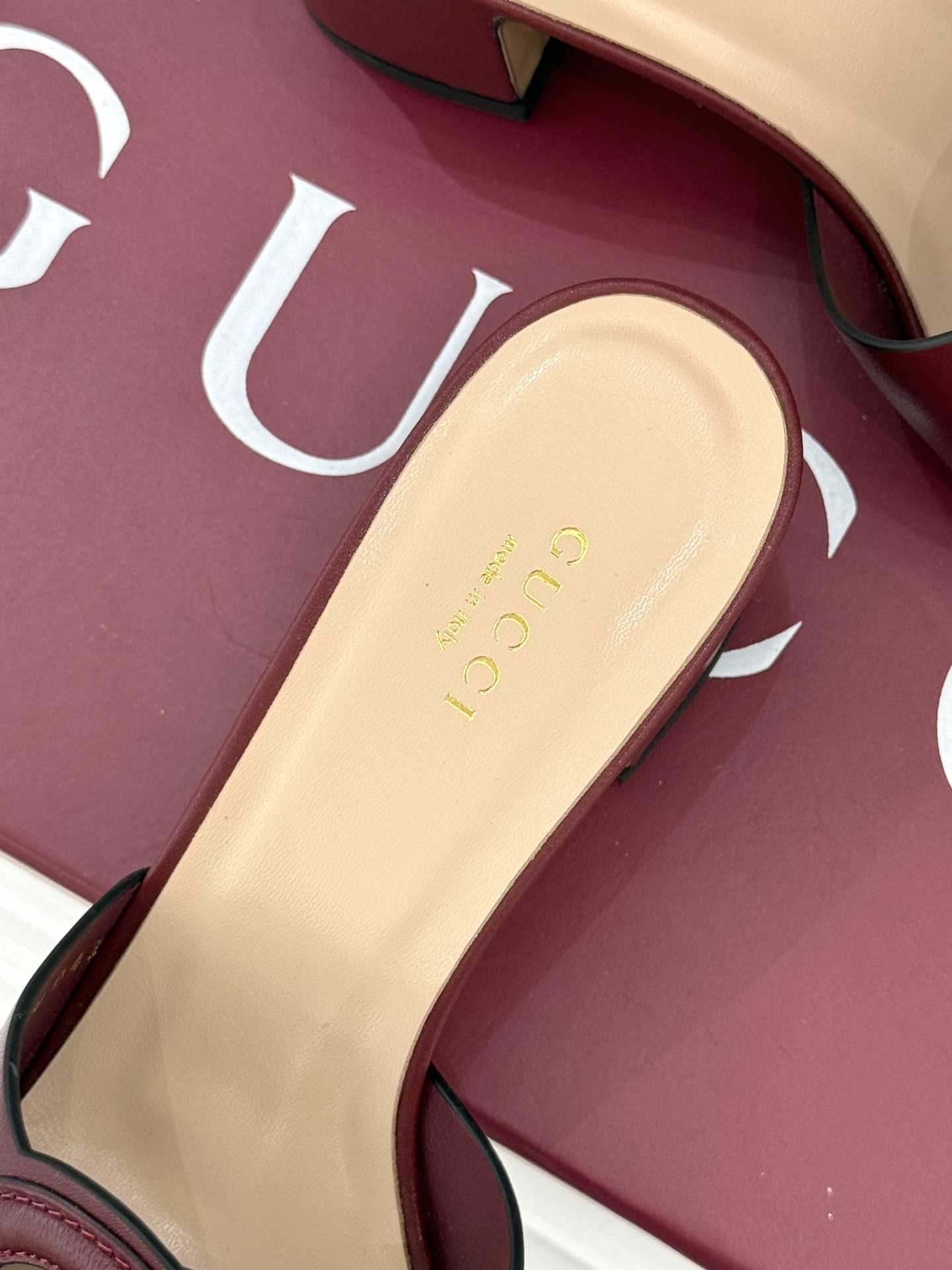 
Gucci/古驰经典双G镂空
平底粗跟拖鞋✨
它以标志性的双G镂空设计
将品牌经典元素融入其中
彰显独