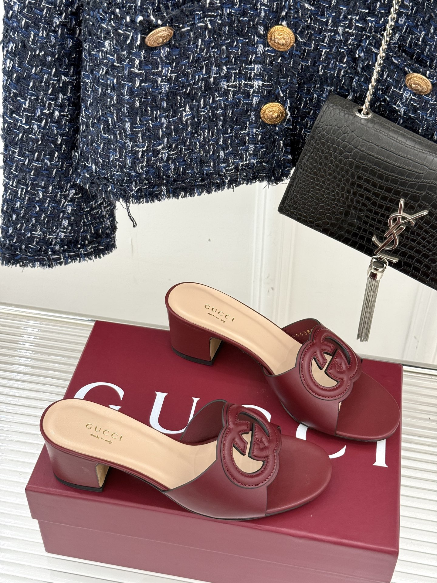 
Gucci/古驰经典双G镂空
平底粗跟拖鞋✨
它以标志性的双G镂空设计
将品牌经典元素融入其中
彰显独