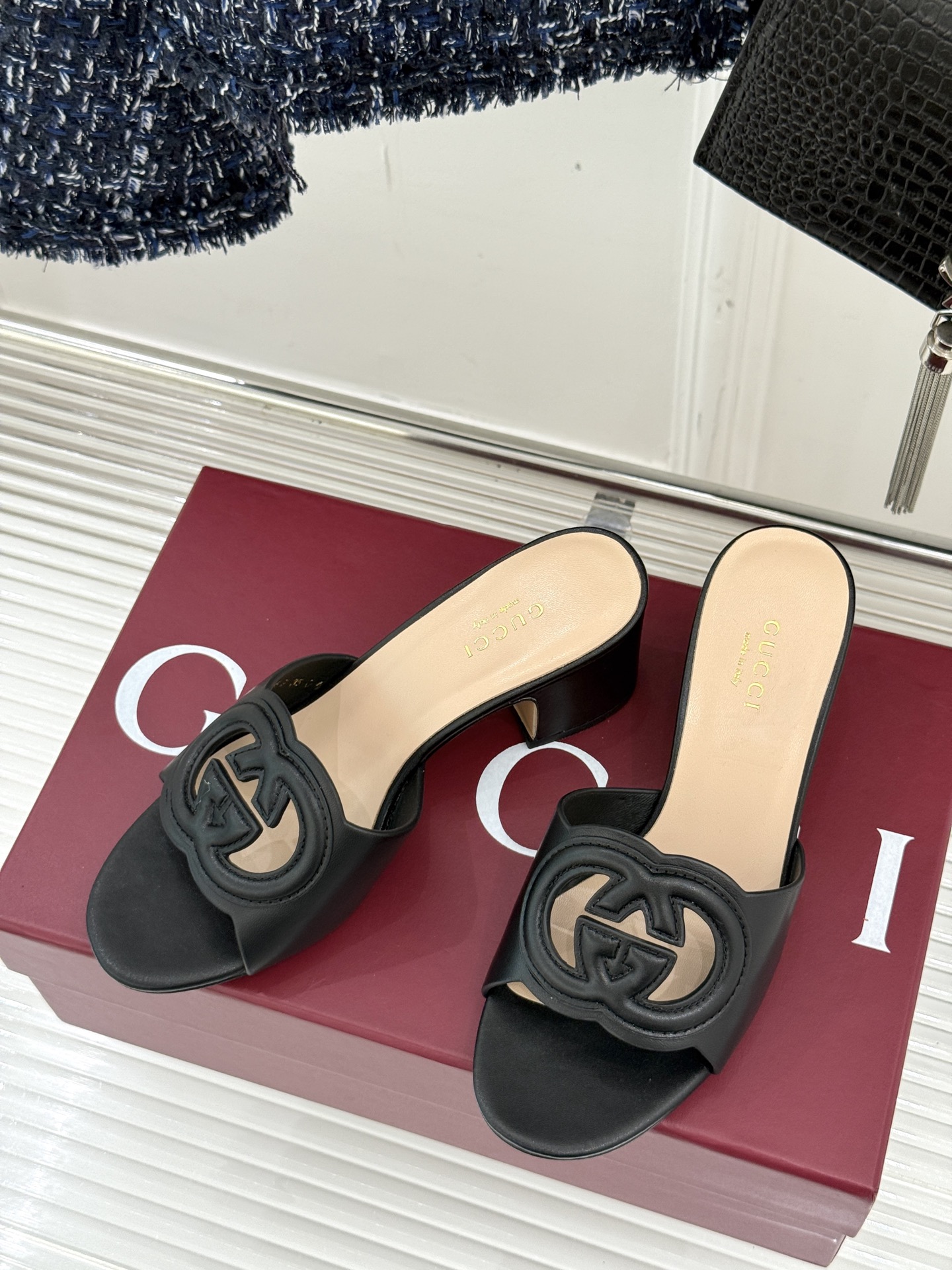 
Gucci/古驰经典双G镂空
平底粗跟拖鞋✨
它以标志性的双G镂空设计
将品牌经典元素融入其中
彰显独