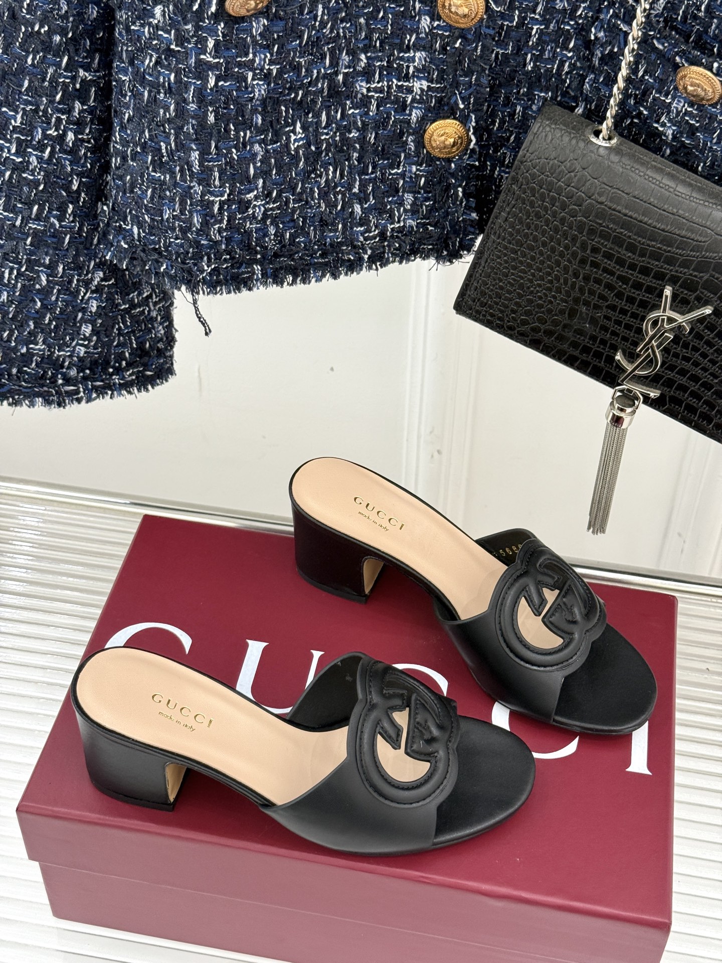 
Gucci/古驰经典双G镂空
平底粗跟拖鞋✨
它以标志性的双G镂空设计
将品牌经典元素融入其中
彰显独