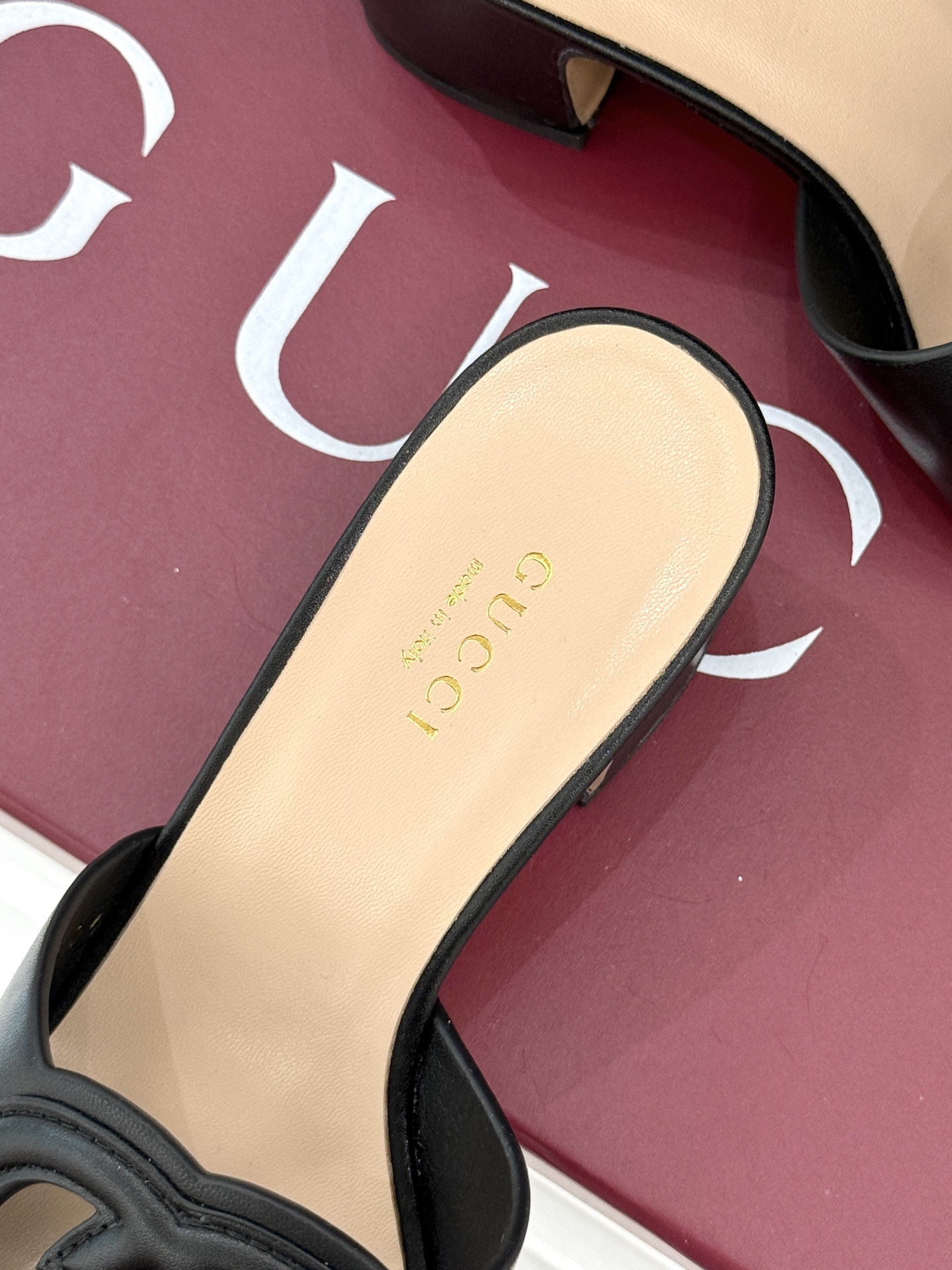 
Gucci/古驰经典双G镂空
平底粗跟拖鞋✨
它以标志性的双G镂空设计
将品牌经典元素融入其中
彰显独
