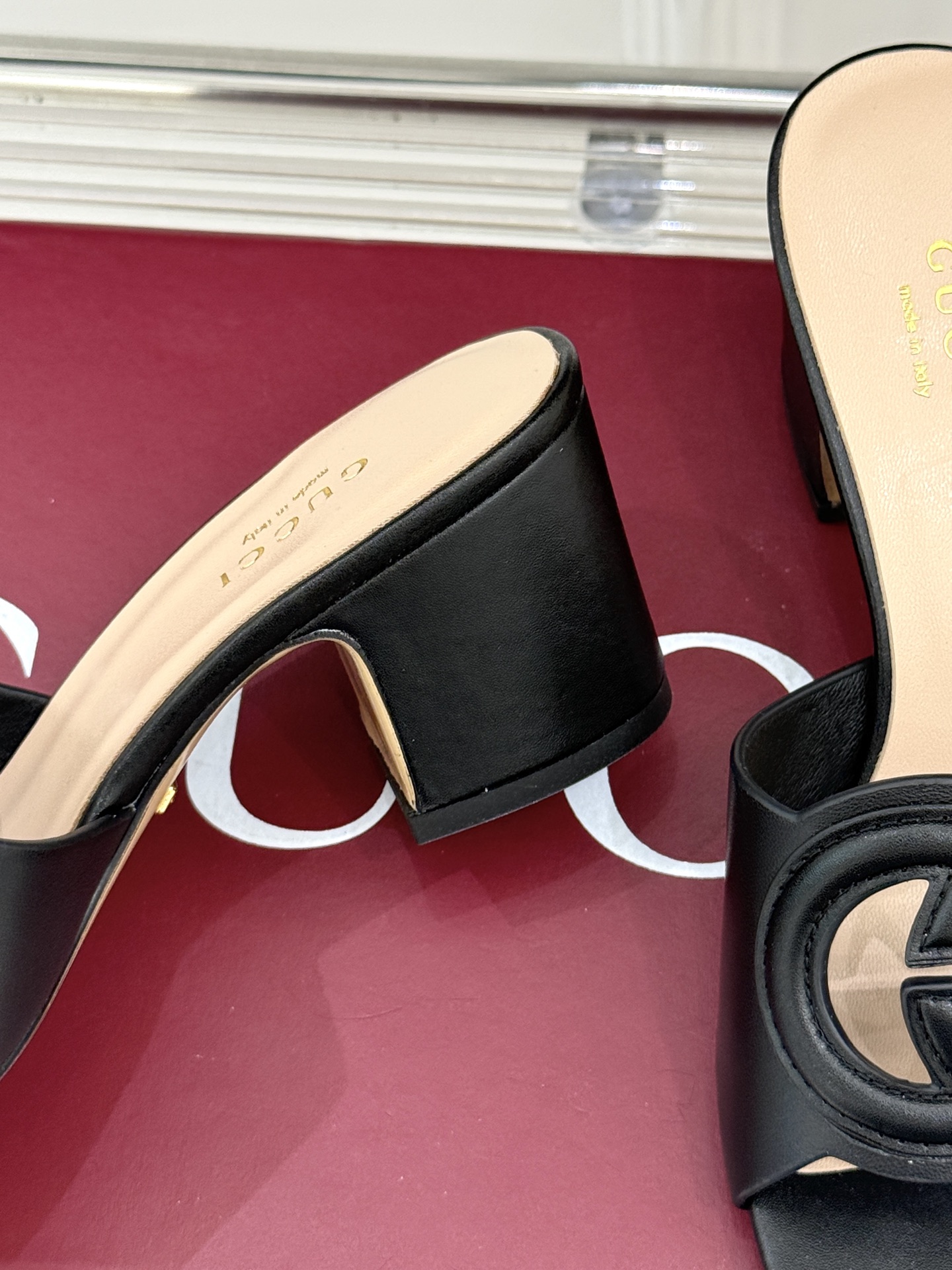 
Gucci/古驰经典双G镂空
平底粗跟拖鞋✨
它以标志性的双G镂空设计
将品牌经典元素融入其中
彰显独