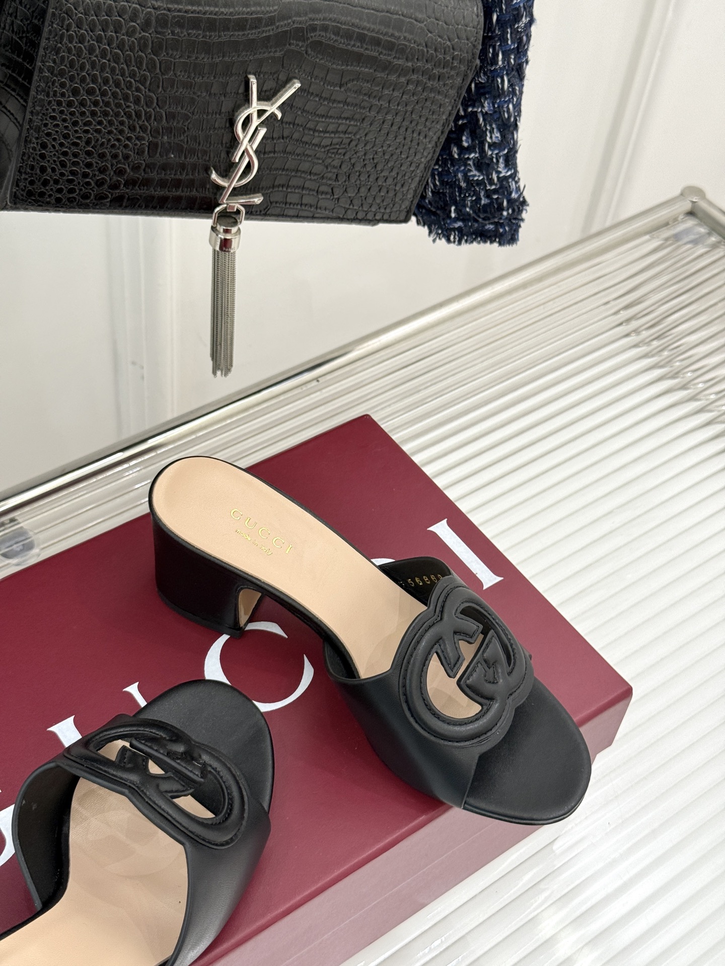 
Gucci/古驰经典双G镂空
平底粗跟拖鞋✨
它以标志性的双G镂空设计
将品牌经典元素融入其中
彰显独