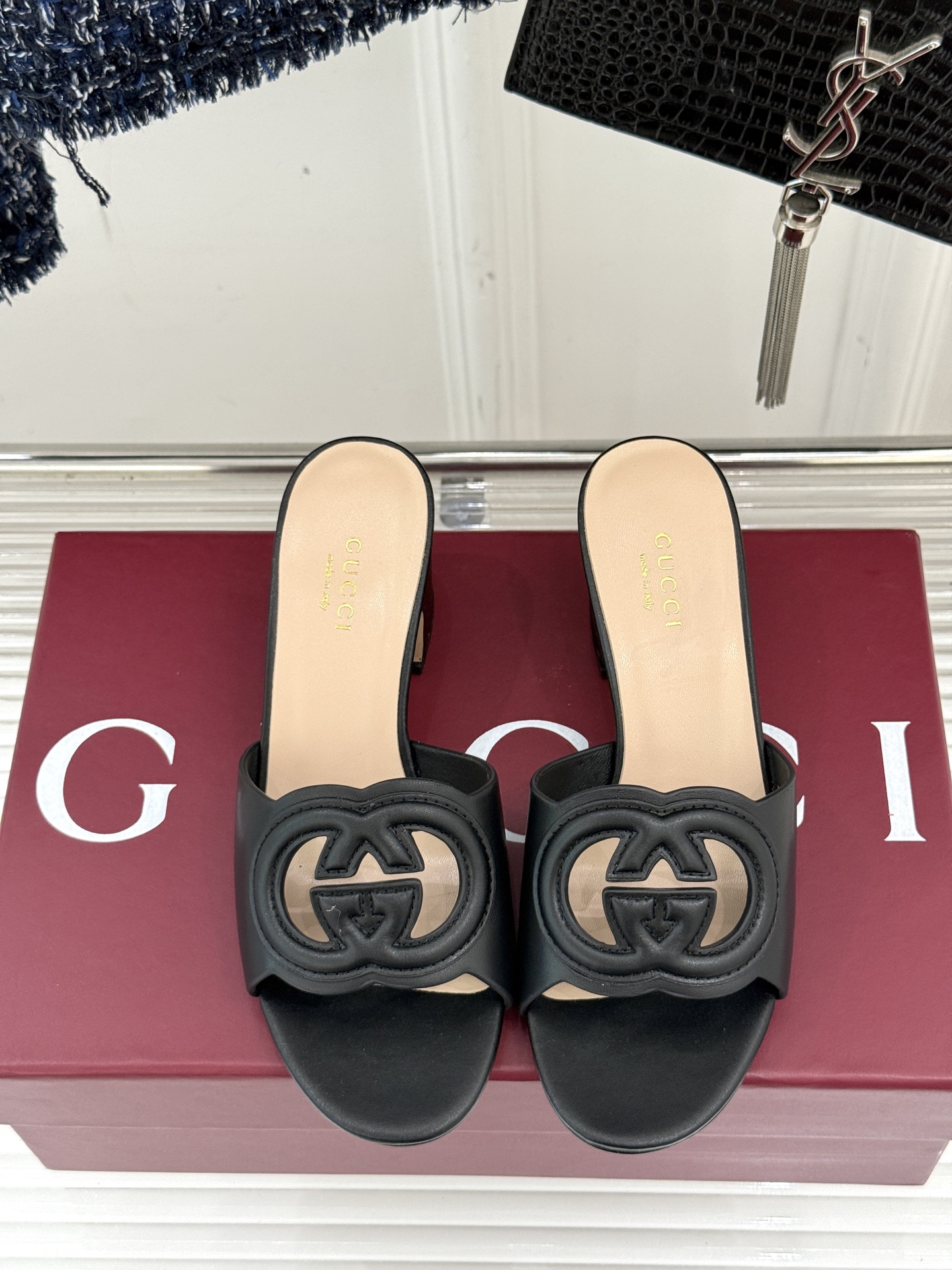 
Gucci/古驰经典双G镂空
平底粗跟拖鞋✨
它以标志性的双G镂空设计
将品牌经典元素融入其中
彰显独