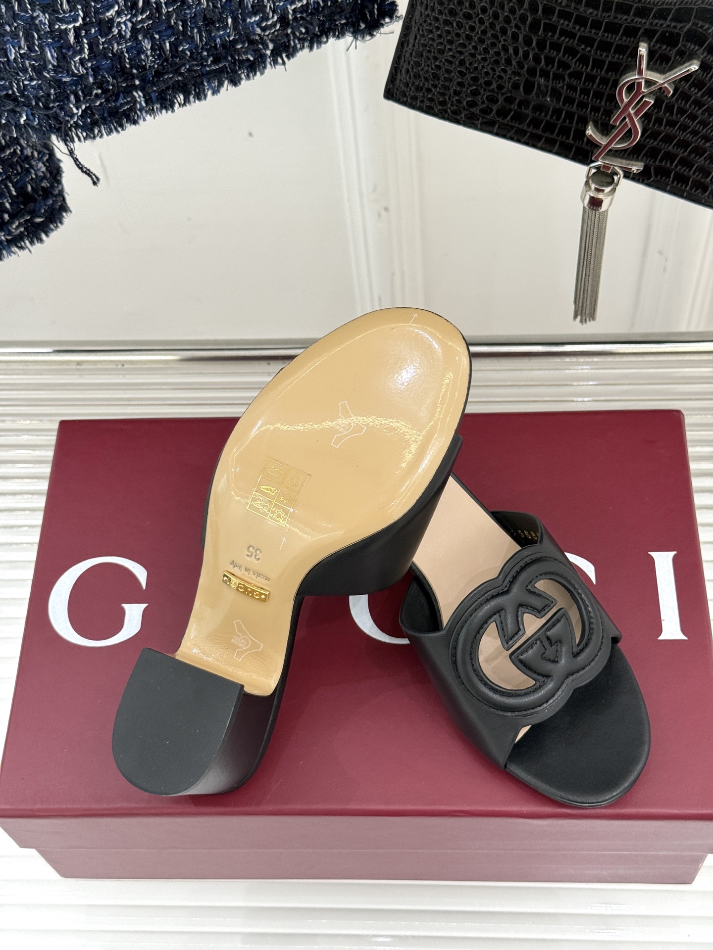 
Gucci/古驰经典双G镂空
平底粗跟拖鞋✨
它以标志性的双G镂空设计
将品牌经典元素融入其中
彰显独