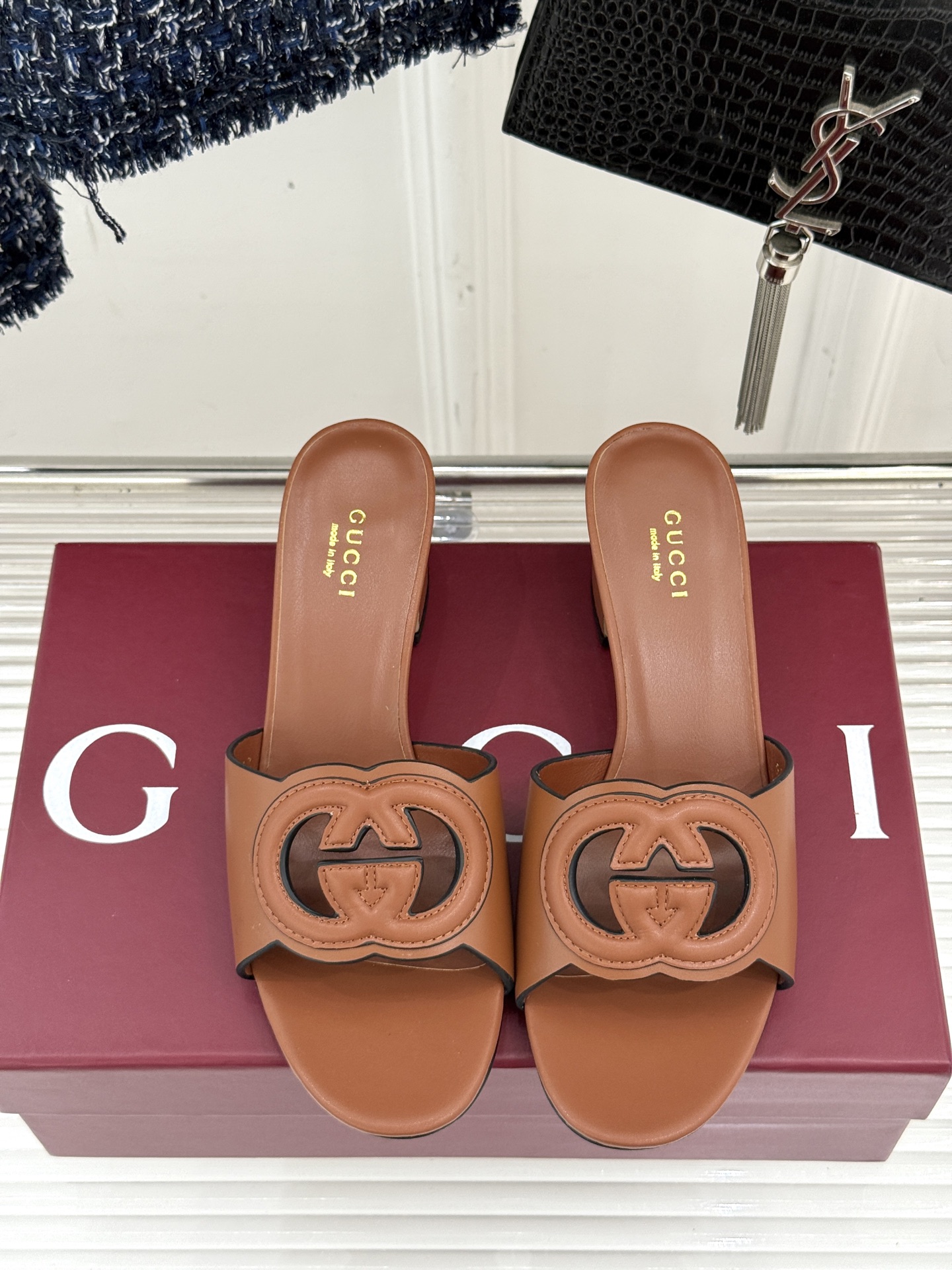 
Gucci/古驰经典双G镂空
平底粗跟拖鞋✨
它以标志性的双G镂空设计
将品牌经典元素融入其中
彰显独