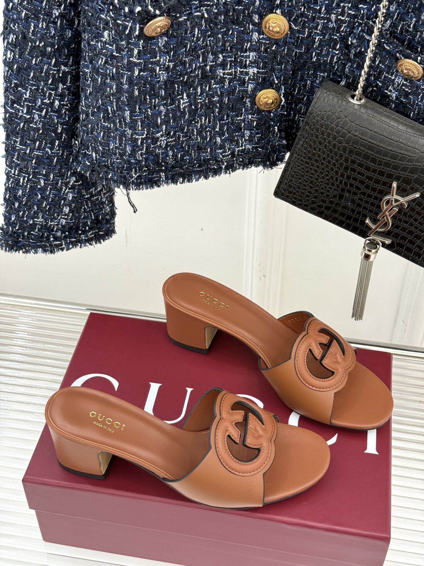 
Gucci/古驰经典双G镂空
平底粗跟拖鞋✨
它以标志性的双G镂空设计
将品牌经典元素融入其中
彰显独