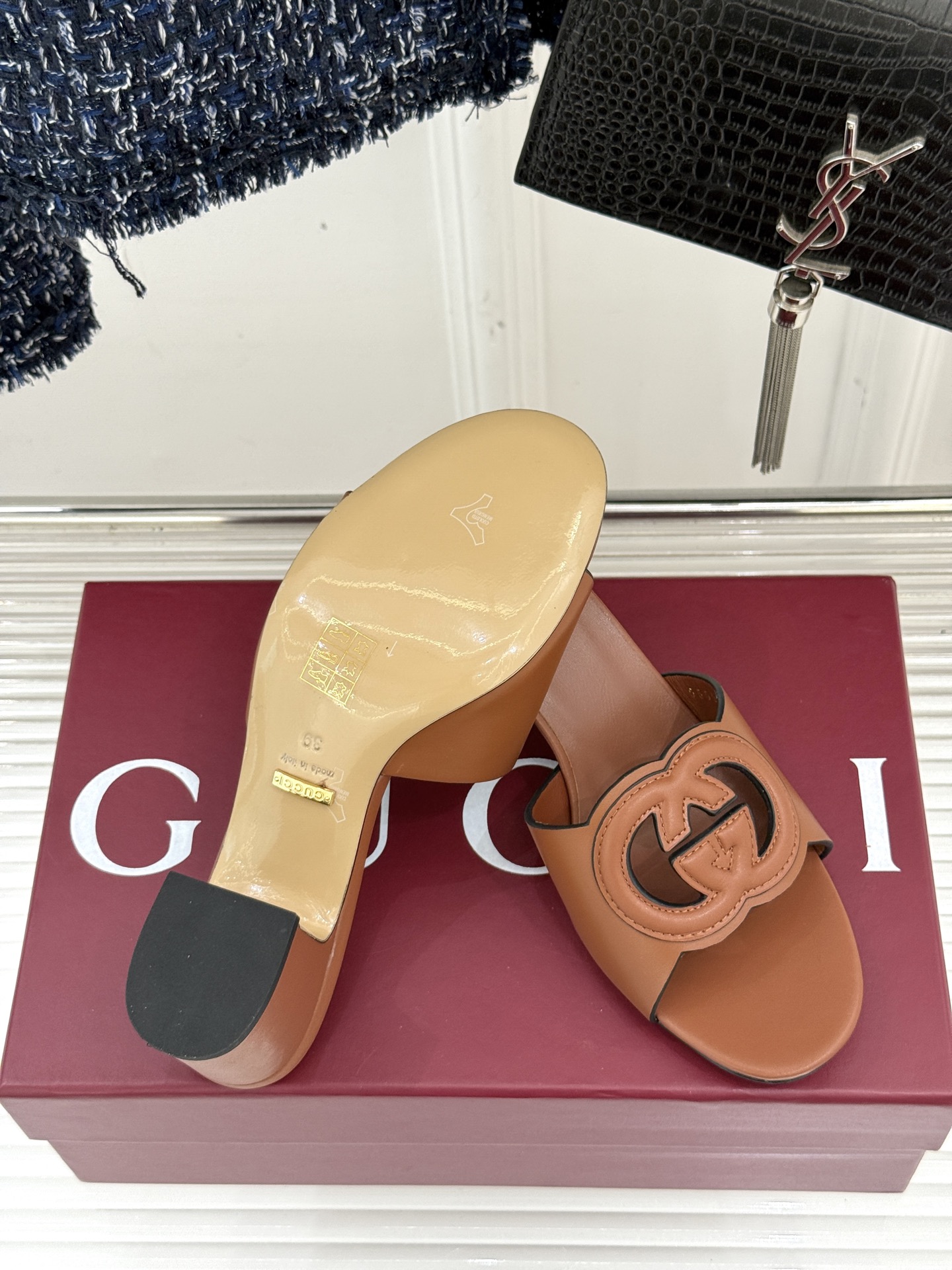 
Gucci/古驰经典双G镂空
平底粗跟拖鞋✨
它以标志性的双G镂空设计
将品牌经典元素融入其中
彰显独