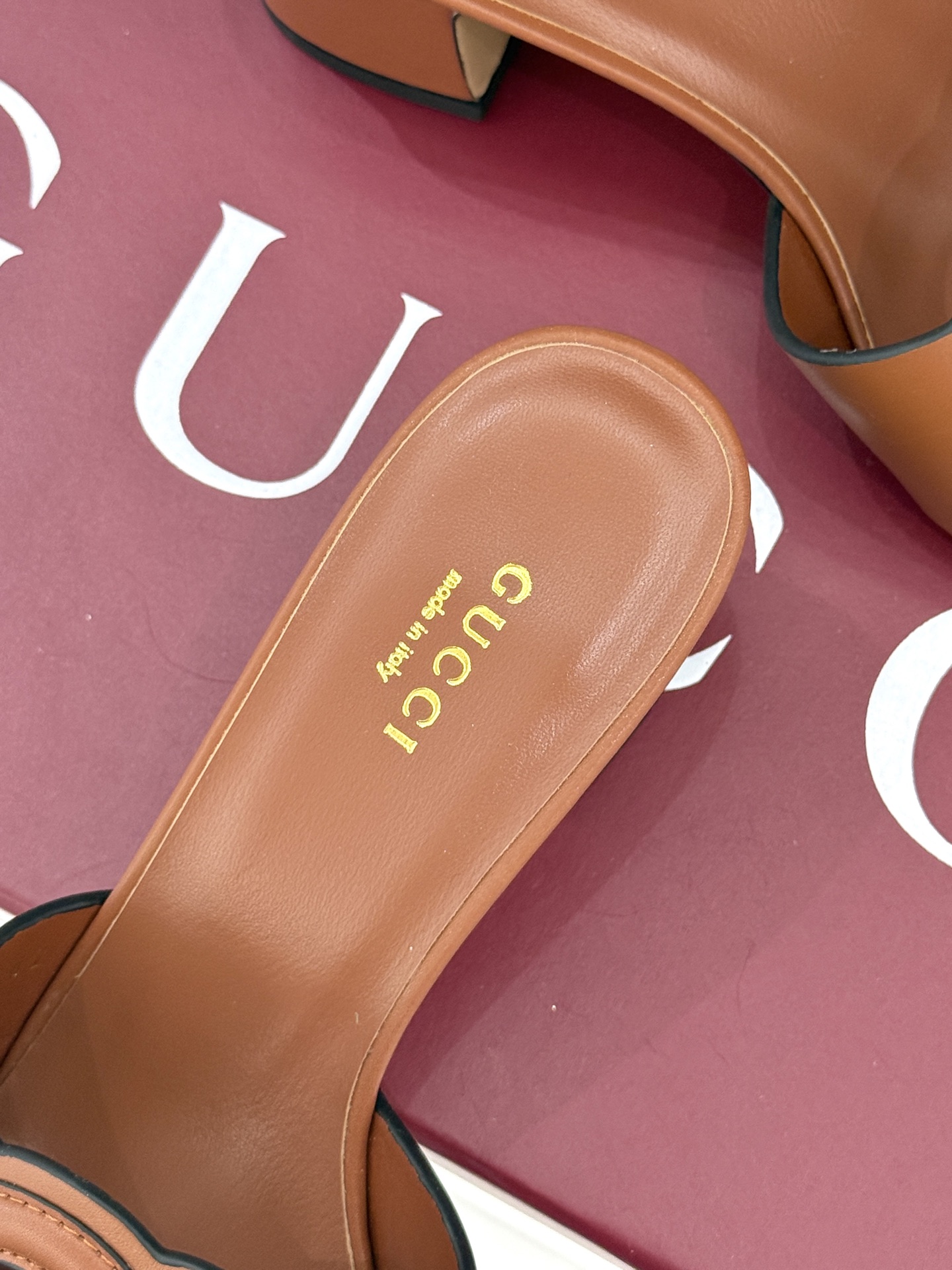 
Gucci/古驰经典双G镂空
平底粗跟拖鞋✨
它以标志性的双G镂空设计
将品牌经典元素融入其中
彰显独