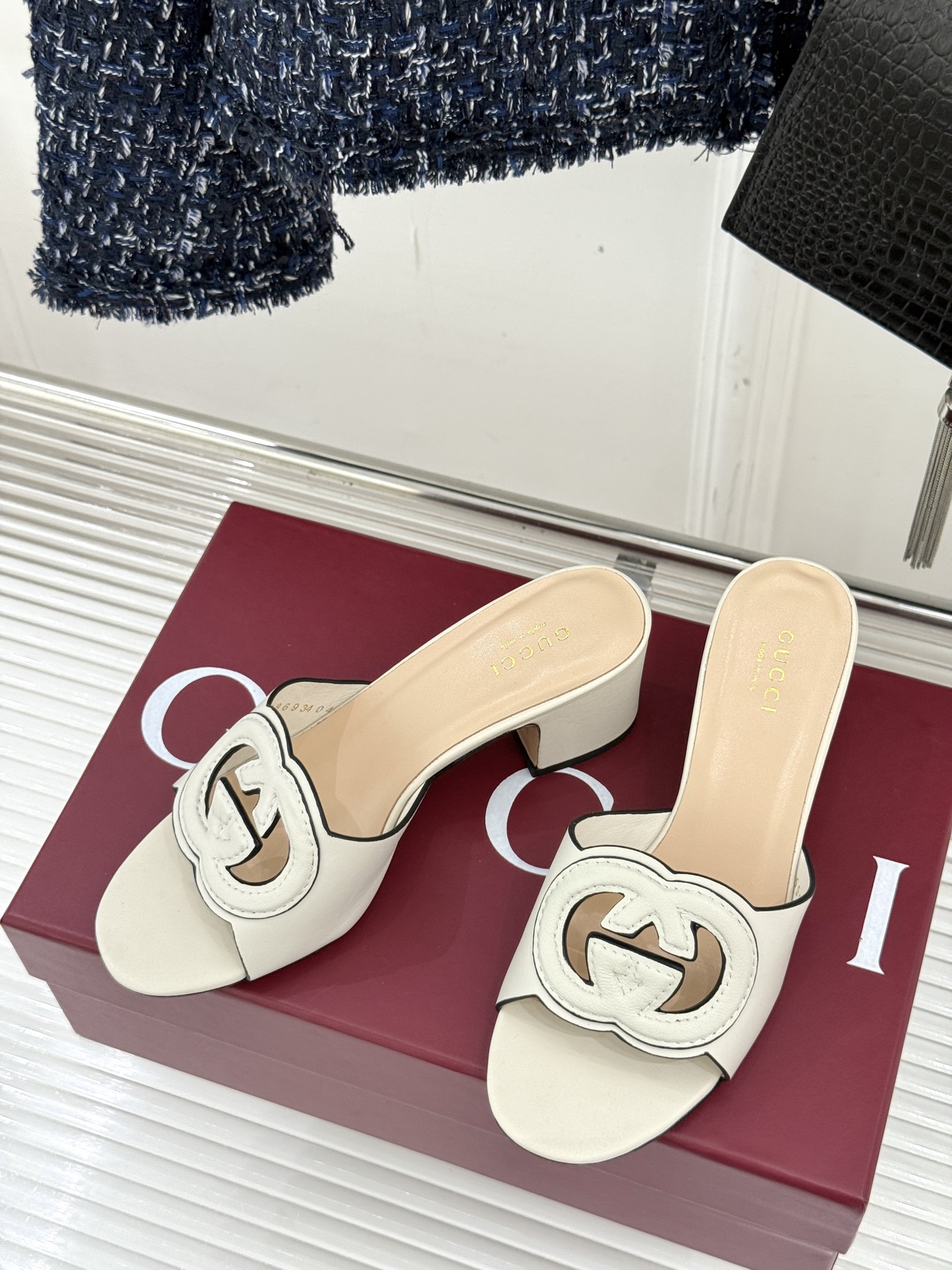 
Gucci/古驰经典双G镂空
平底粗跟拖鞋✨
它以标志性的双G镂空设计
将品牌经典元素融入其中
彰显独