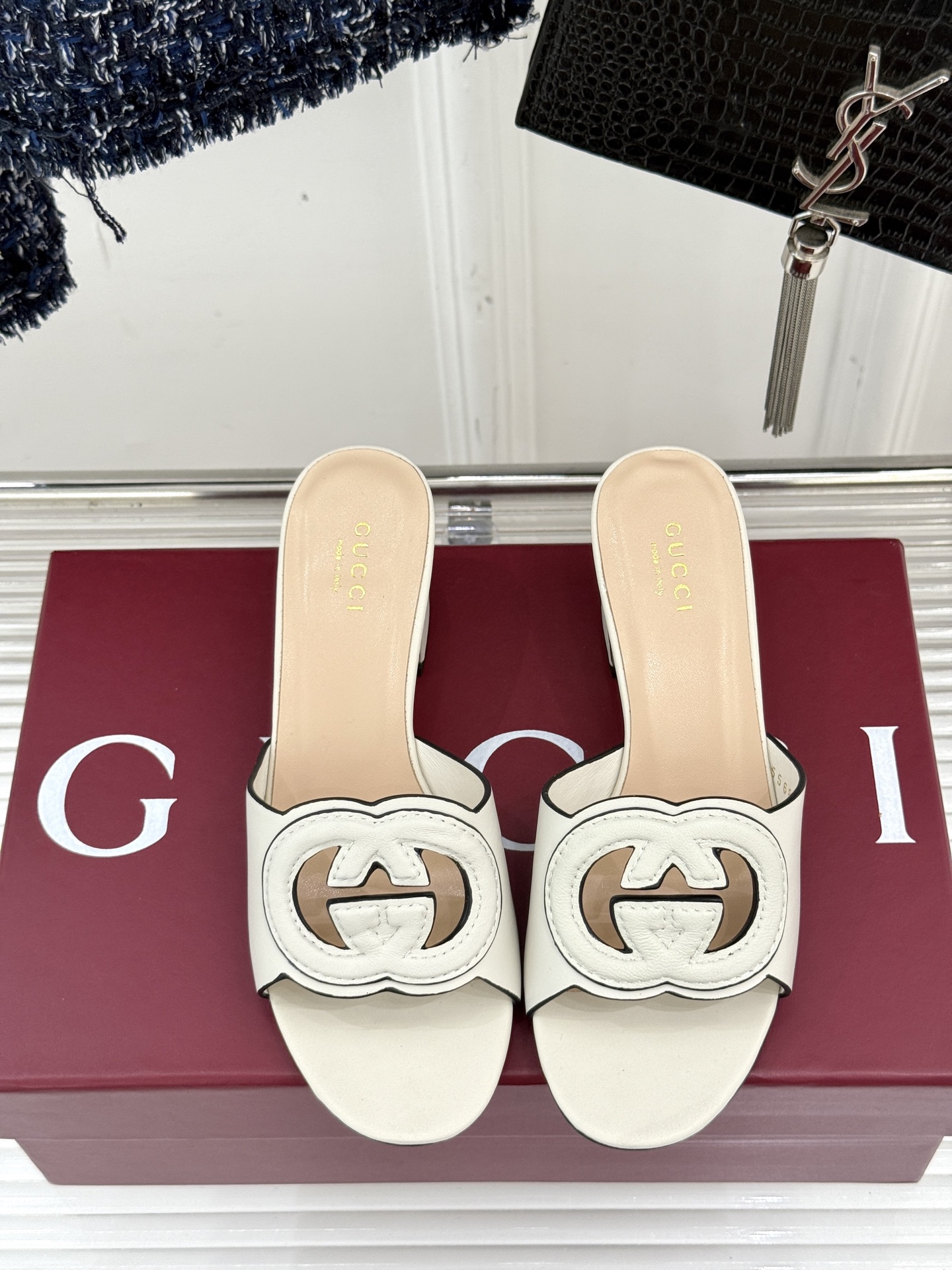 
Gucci/古驰经典双G镂空
平底粗跟拖鞋✨
它以标志性的双G镂空设计
将品牌经典元素融入其中
彰显独