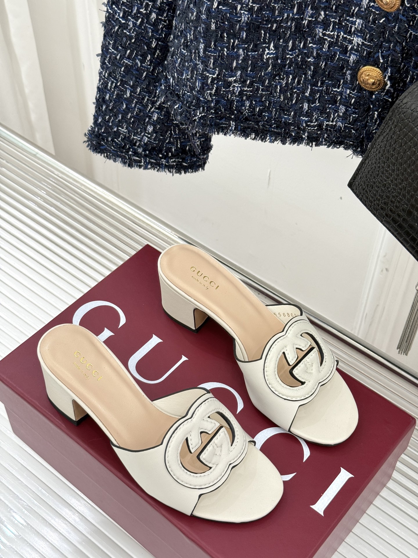 
Gucci/古驰经典双G镂空
平底粗跟拖鞋✨
它以标志性的双G镂空设计
将品牌经典元素融入其中
彰显独