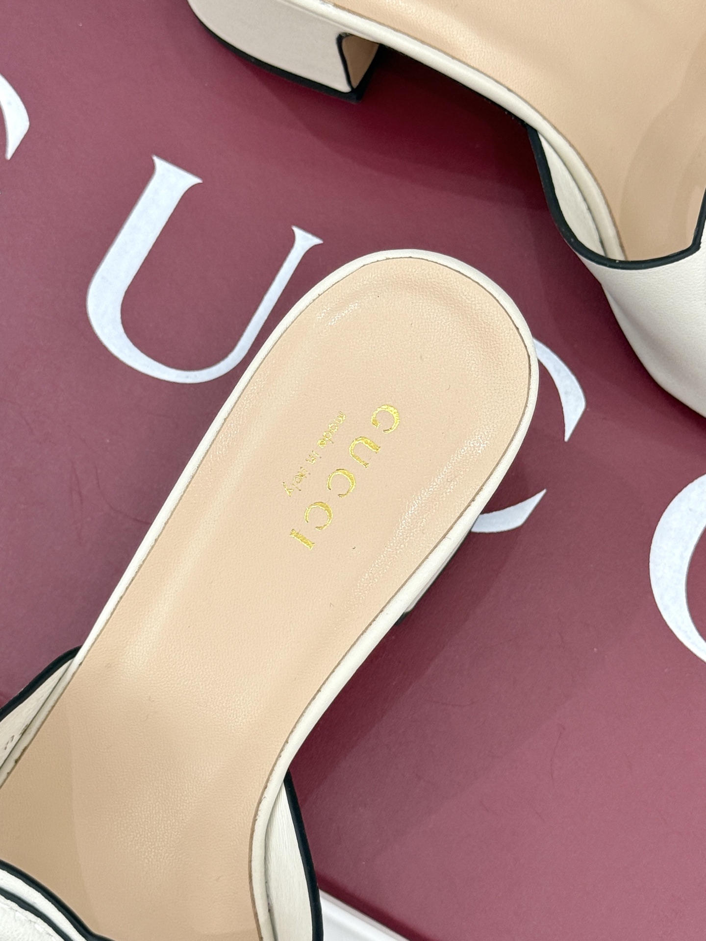 
Gucci/古驰经典双G镂空
平底粗跟拖鞋✨
它以标志性的双G镂空设计
将品牌经典元素融入其中
彰显独