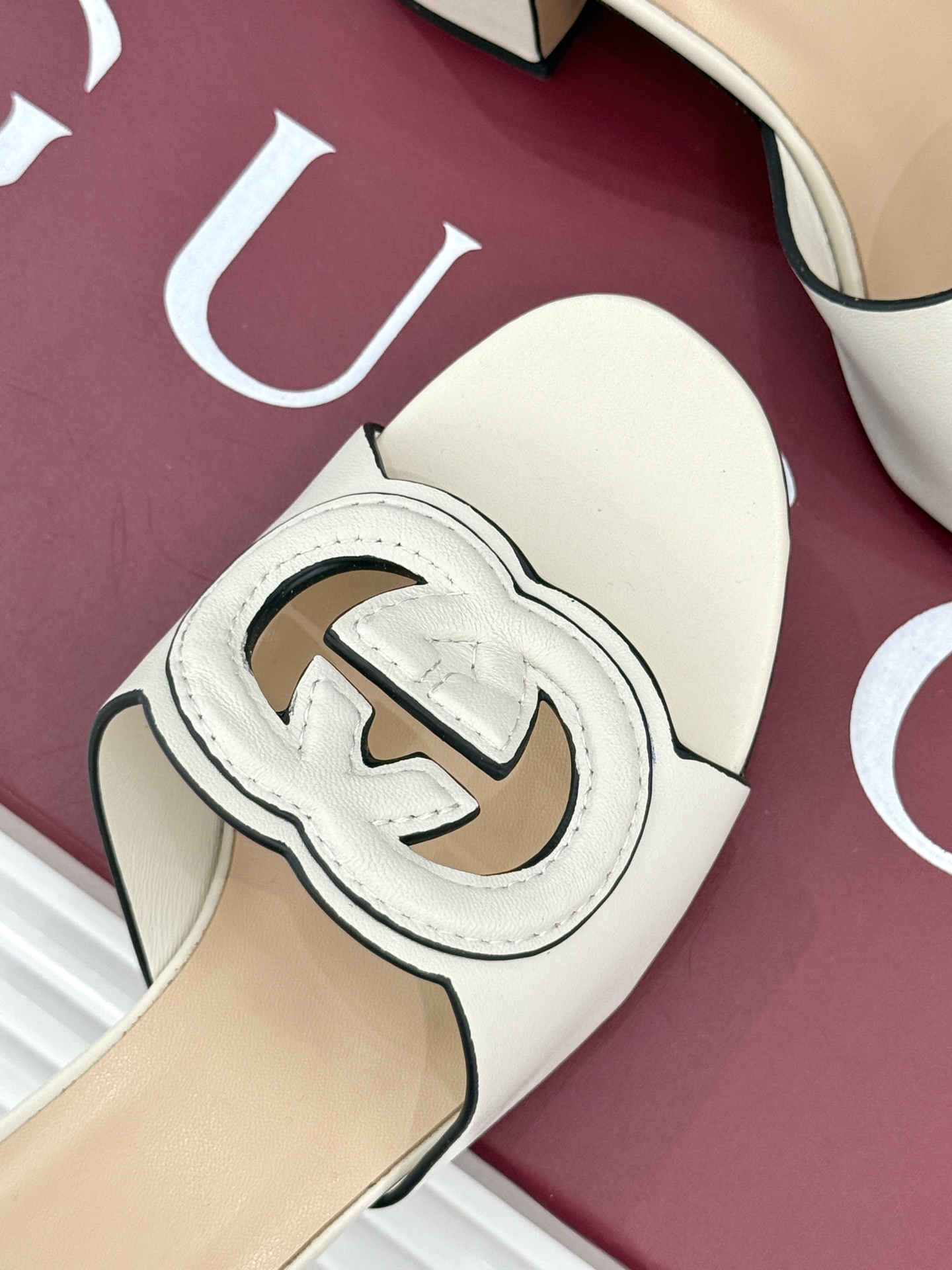 
Gucci/古驰经典双G镂空
平底粗跟拖鞋✨
它以标志性的双G镂空设计
将品牌经典元素融入其中
彰显独