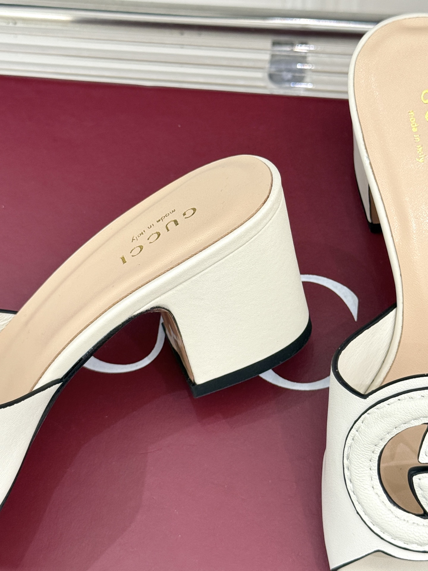 
Gucci/古驰经典双G镂空
平底粗跟拖鞋✨
它以标志性的双G镂空设计
将品牌经典元素融入其中
彰显独