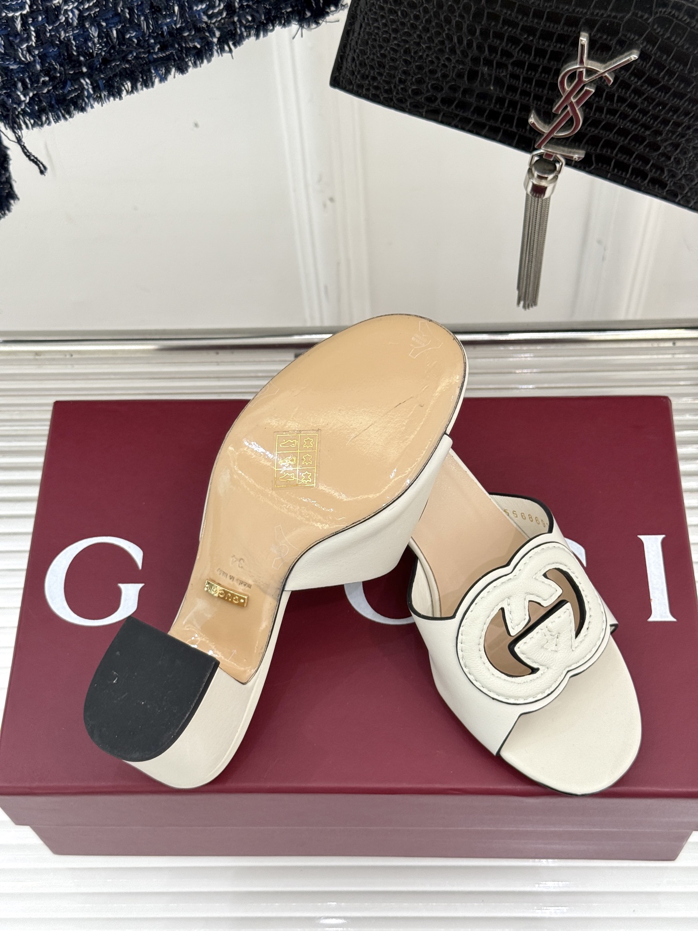
Gucci/古驰经典双G镂空
平底粗跟拖鞋✨
它以标志性的双G镂空设计
将品牌经典元素融入其中
彰显独
