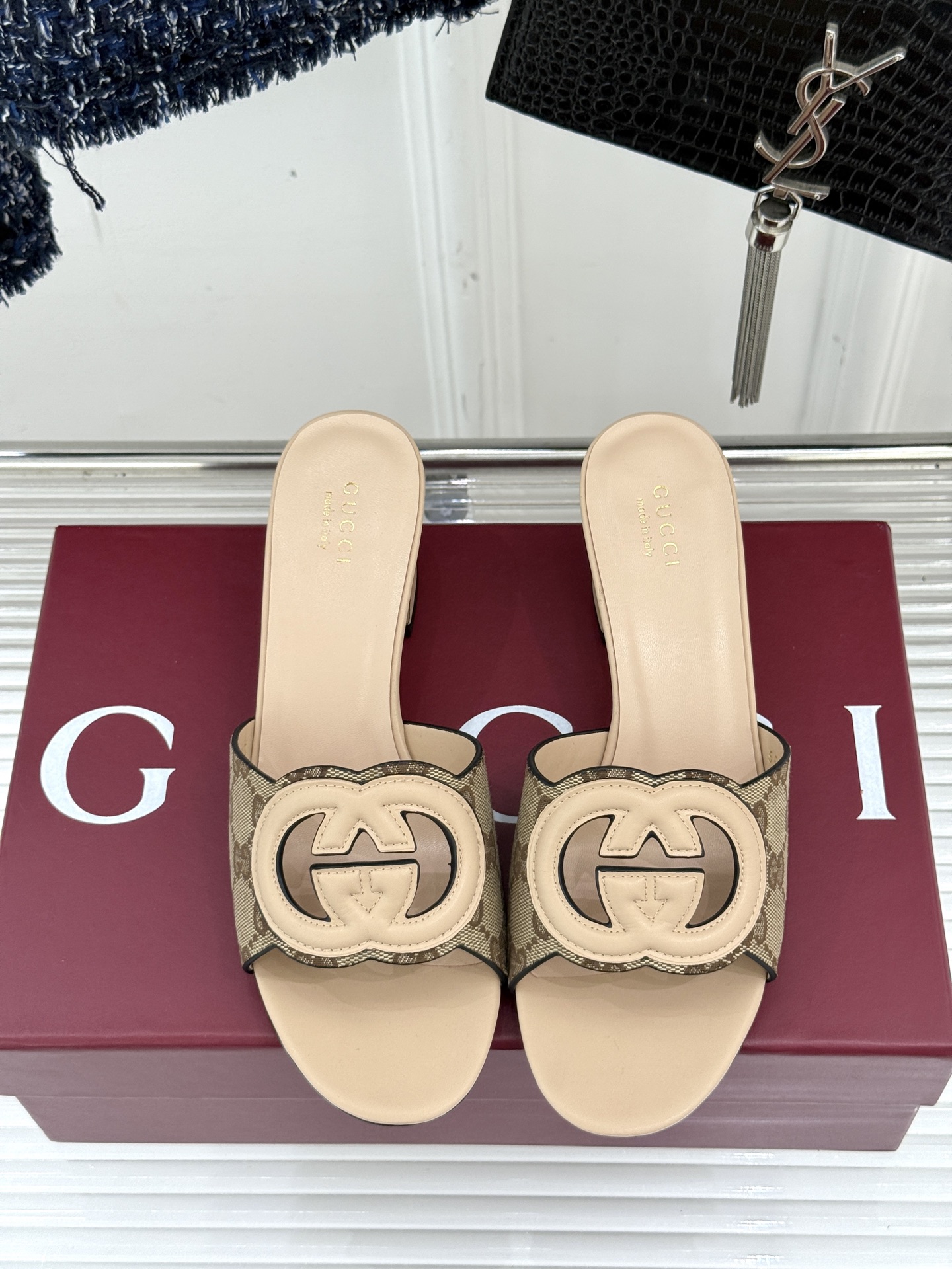 
Gucci/古驰经典双G镂空
平底粗跟拖鞋✨
它以标志性的双G镂空设计
将品牌经典元素融入其中
彰显独