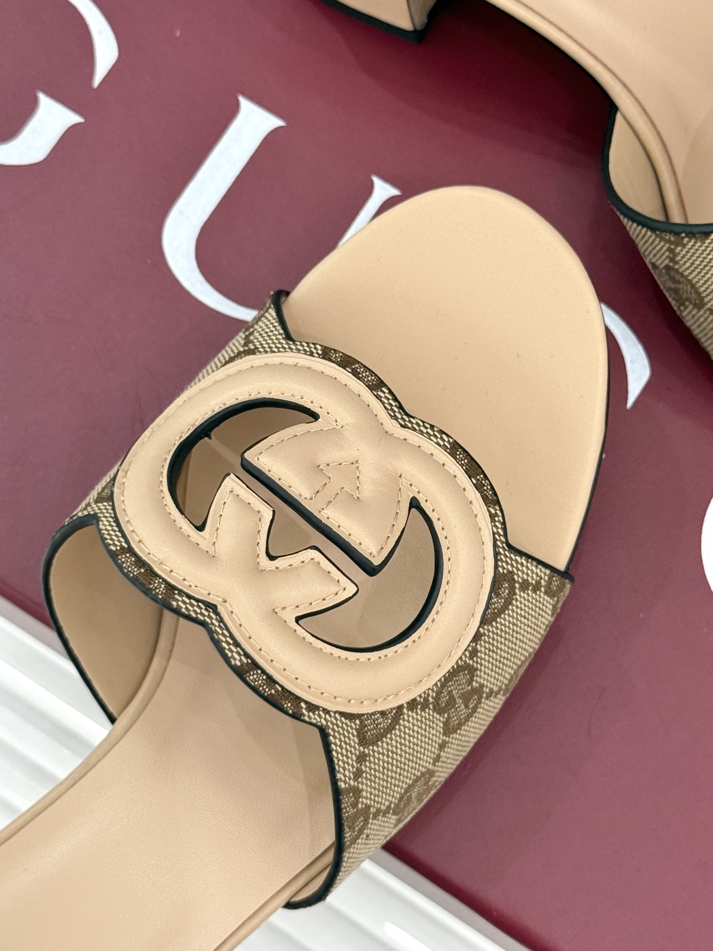 
Gucci/古驰经典双G镂空
平底粗跟拖鞋✨
它以标志性的双G镂空设计
将品牌经典元素融入其中
彰显独