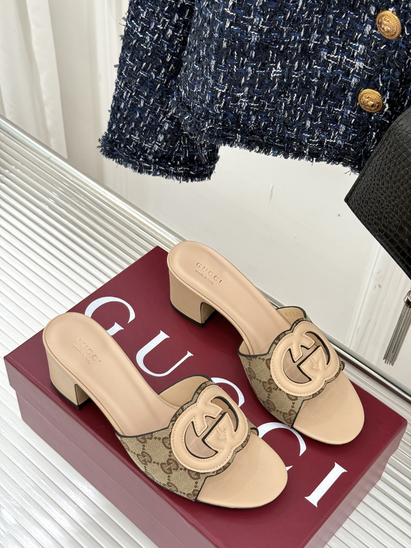 
Gucci/古驰经典双G镂空
平底粗跟拖鞋✨
它以标志性的双G镂空设计
将品牌经典元素融入其中
彰显独