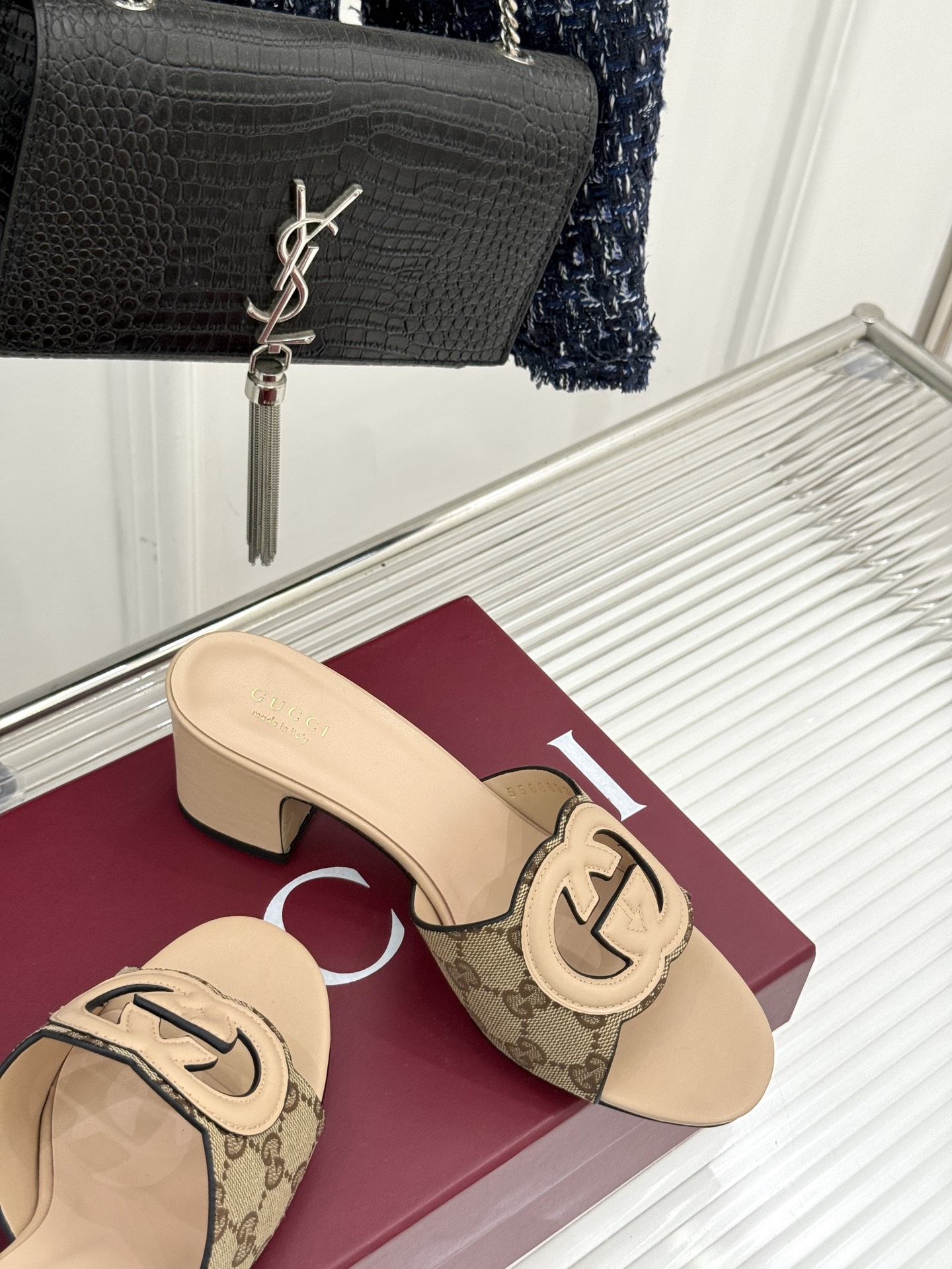 
Gucci/古驰经典双G镂空
平底粗跟拖鞋✨
它以标志性的双G镂空设计
将品牌经典元素融入其中
彰显独