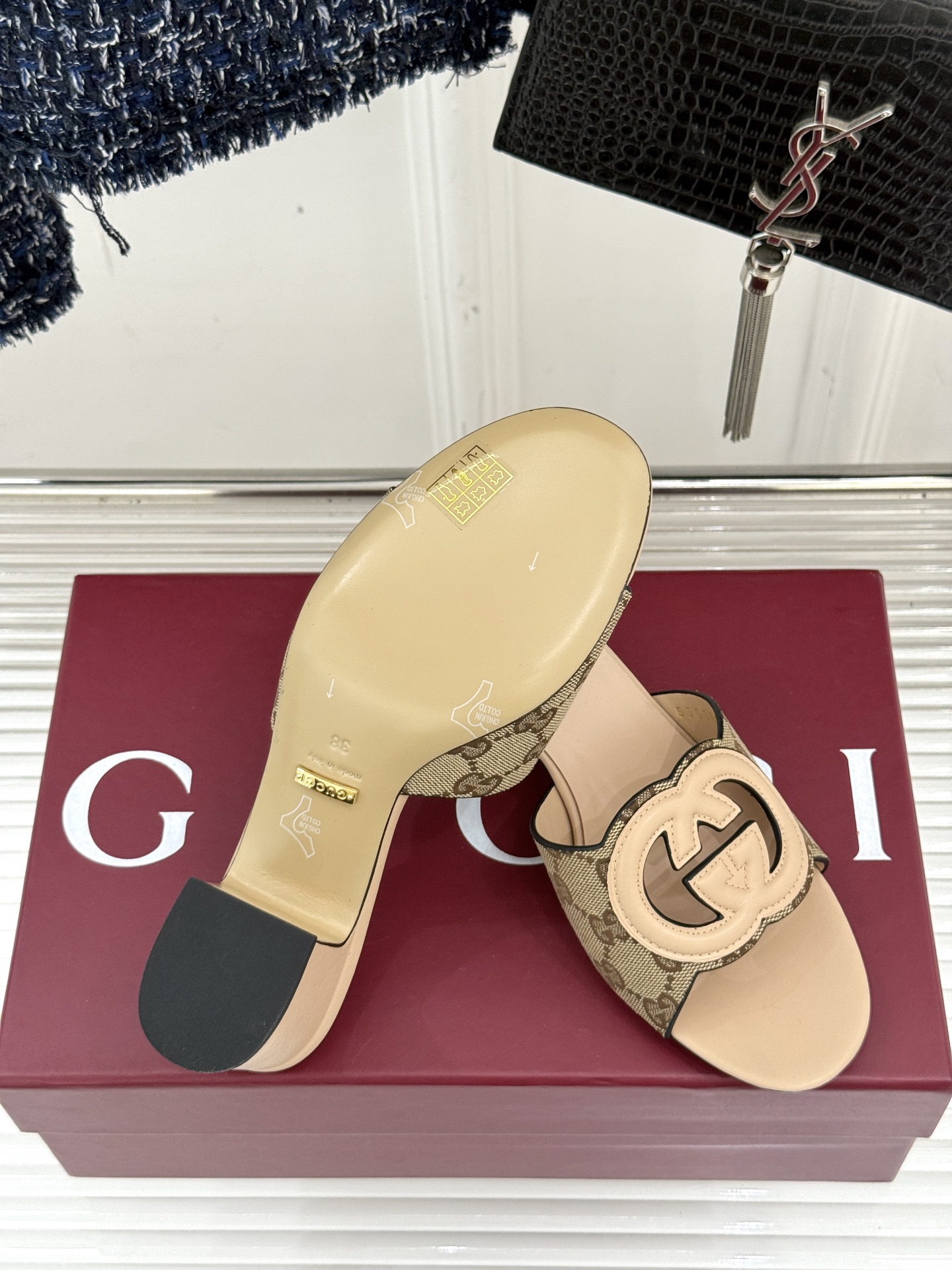 
Gucci/古驰经典双G镂空
平底粗跟拖鞋✨
它以标志性的双G镂空设计
将品牌经典元素融入其中
彰显独