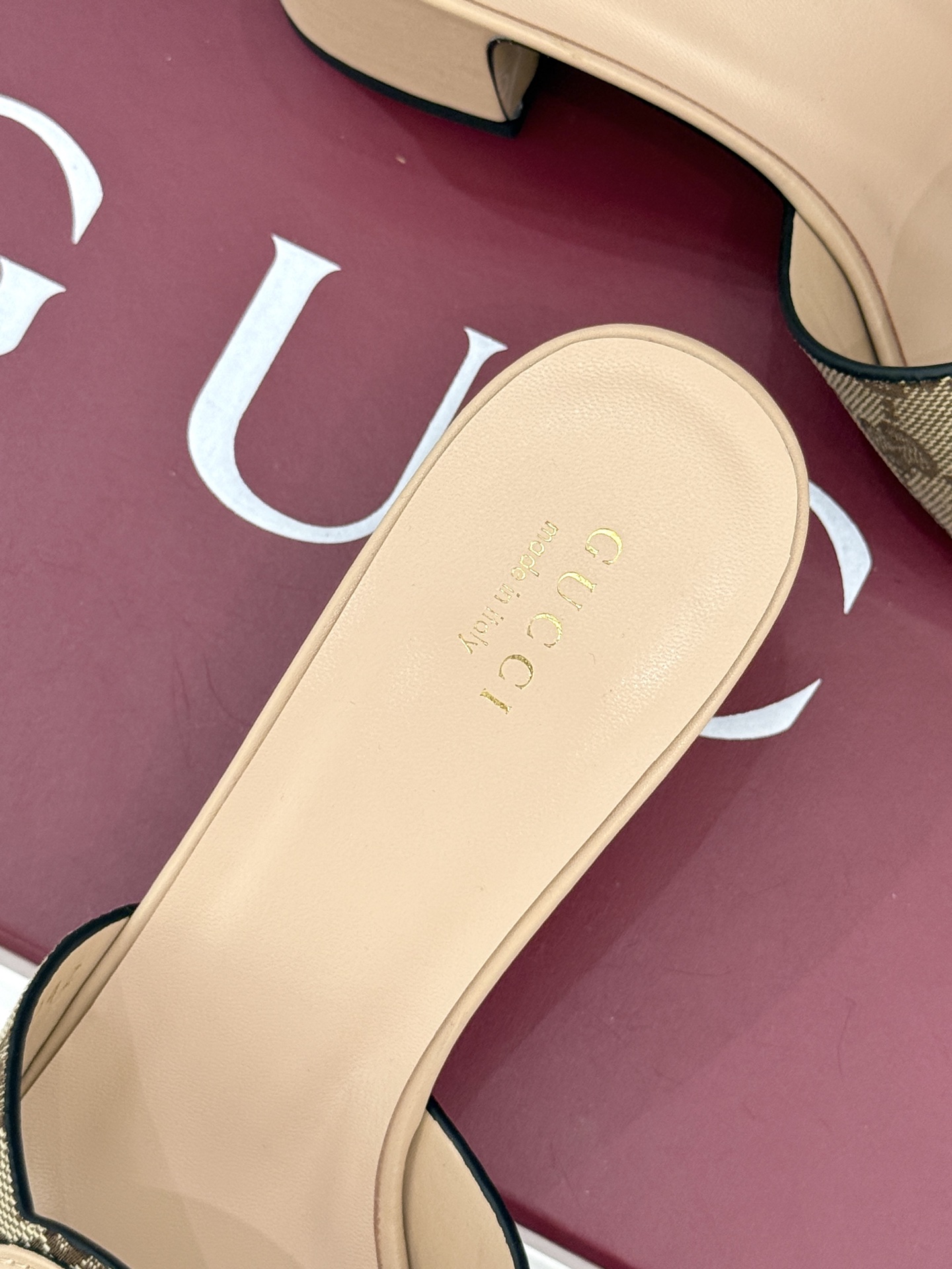 
Gucci/古驰经典双G镂空
平底粗跟拖鞋✨
它以标志性的双G镂空设计
将品牌经典元素融入其中
彰显独