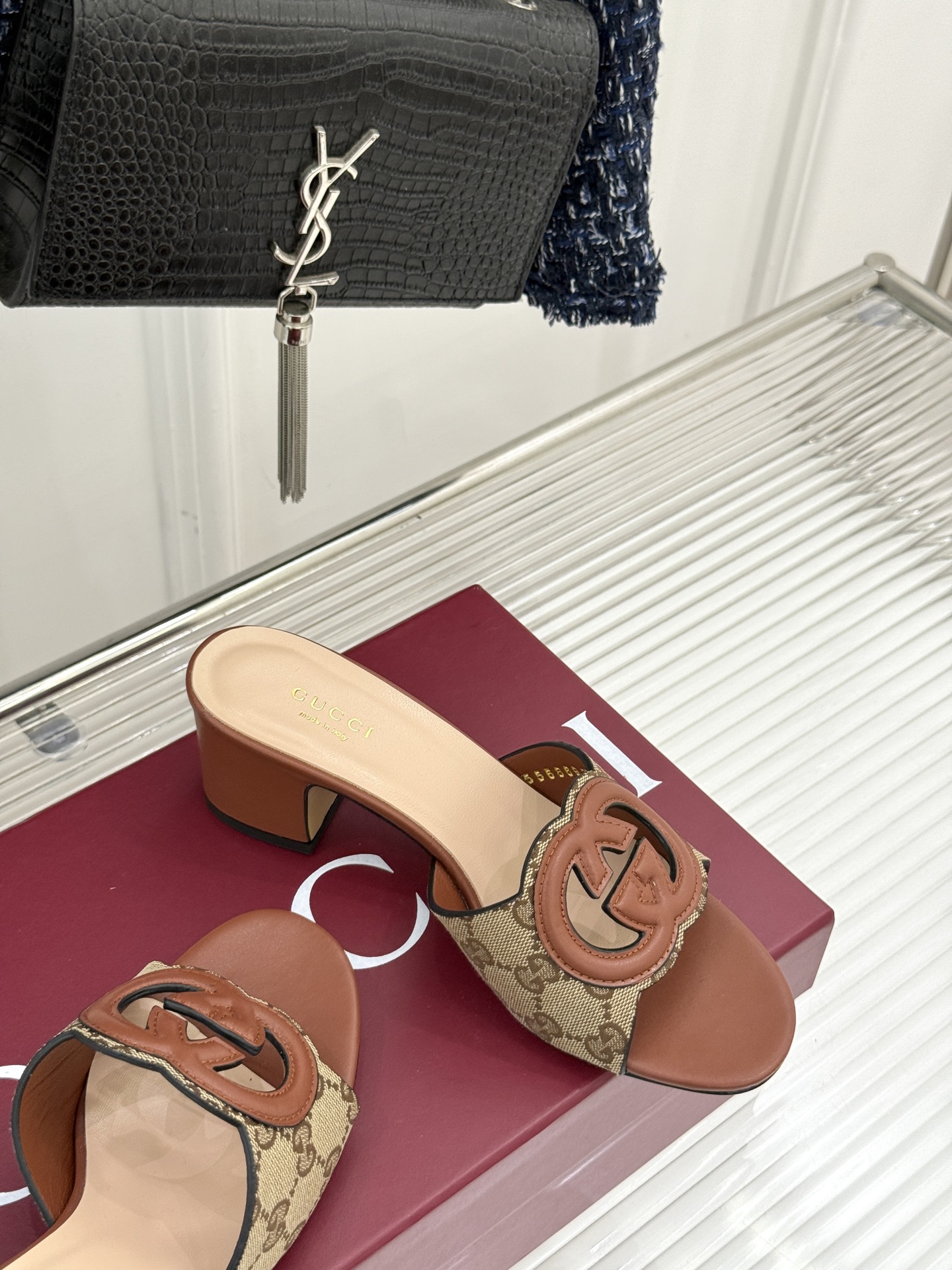 
Gucci/古驰经典双G镂空
平底粗跟拖鞋✨
它以标志性的双G镂空设计
将品牌经典元素融入其中
彰显独