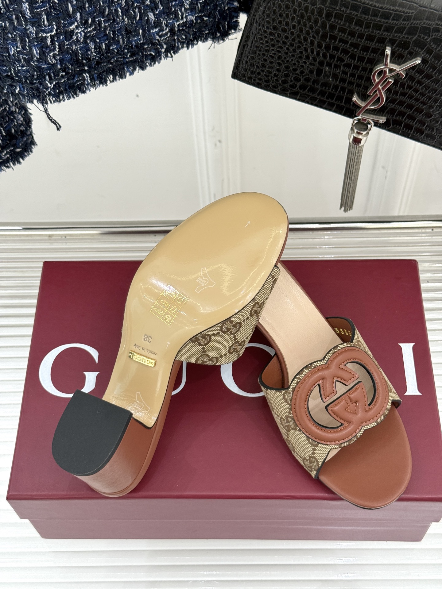 
Gucci/古驰经典双G镂空
平底粗跟拖鞋✨
它以标志性的双G镂空设计
将品牌经典元素融入其中
彰显独