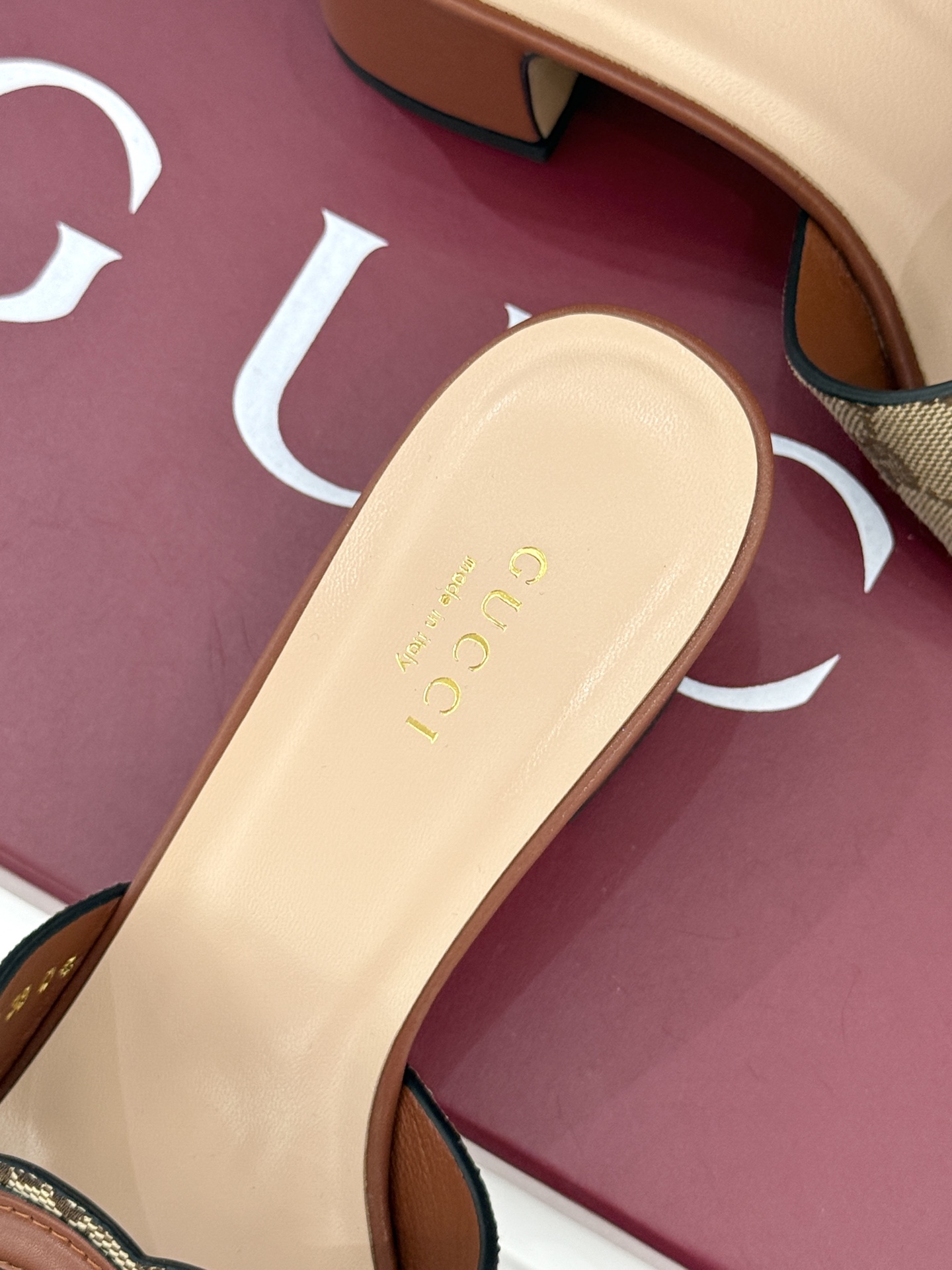 
Gucci/古驰经典双G镂空
平底粗跟拖鞋✨
它以标志性的双G镂空设计
将品牌经典元素融入其中
彰显独