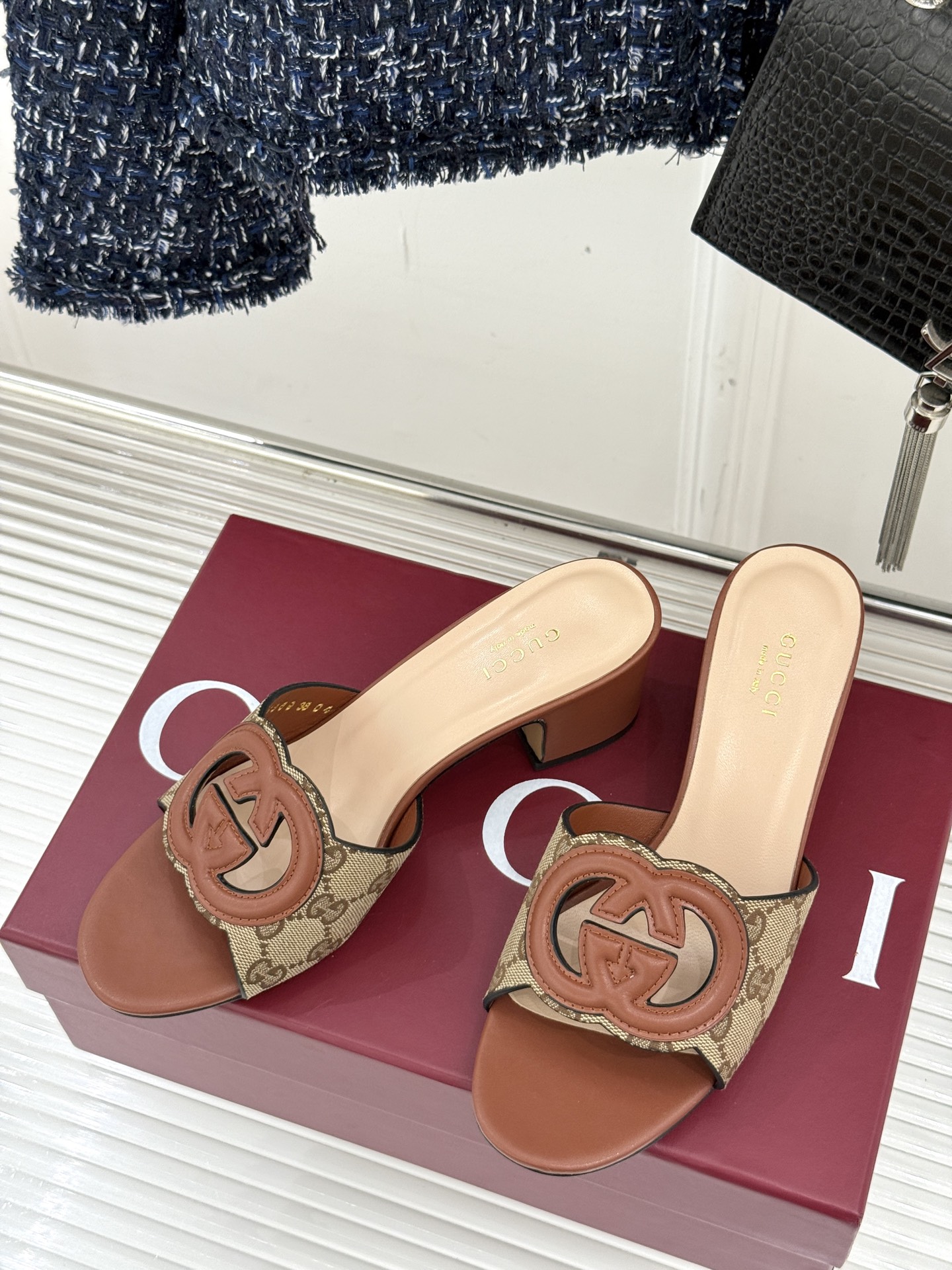 
Gucci/古驰经典双G镂空
平底粗跟拖鞋✨
它以标志性的双G镂空设计
将品牌经典元素融入其中
彰显独