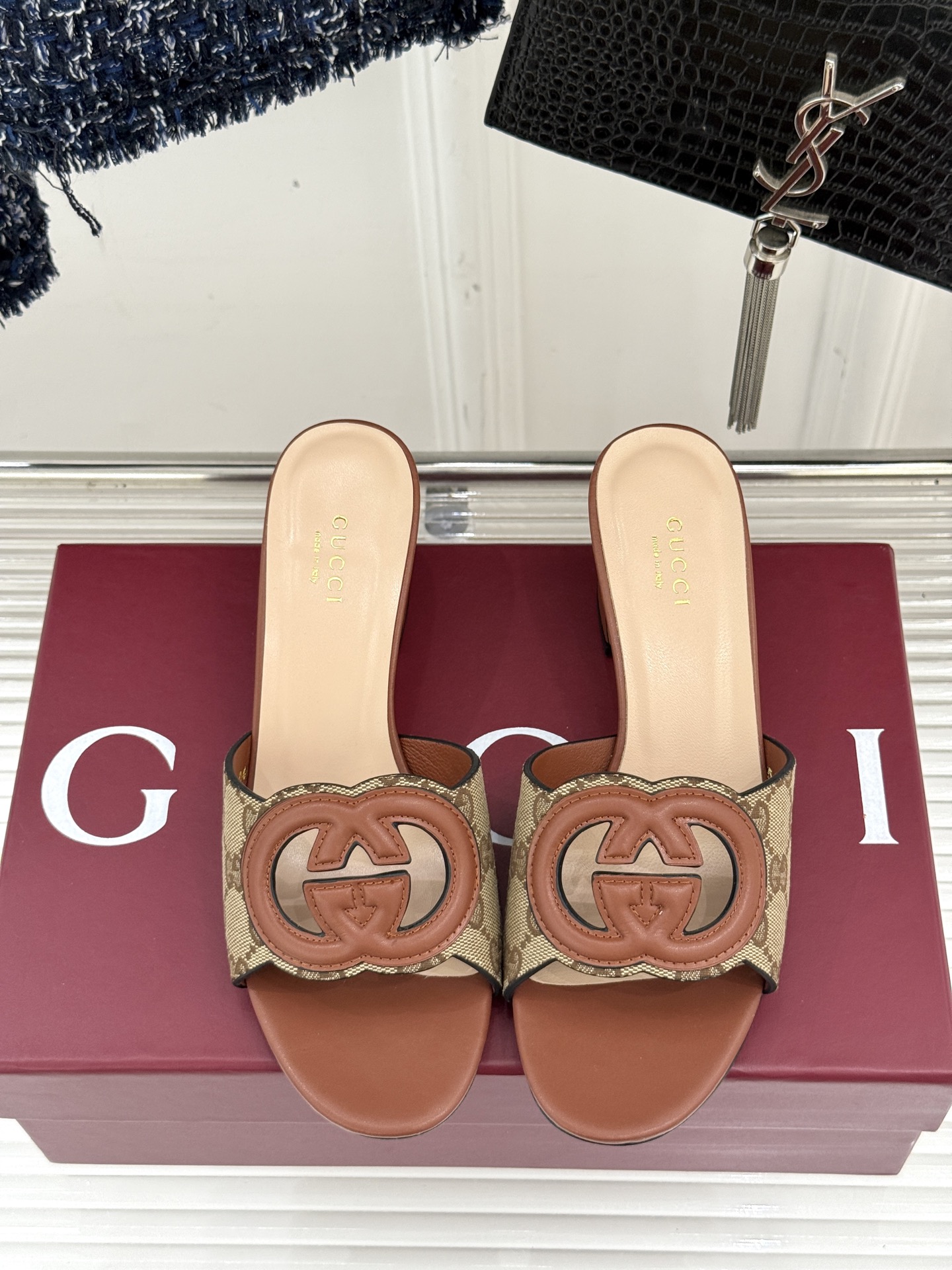 
Gucci/古驰经典双G镂空
平底粗跟拖鞋✨
它以标志性的双G镂空设计
将品牌经典元素融入其中
彰显独