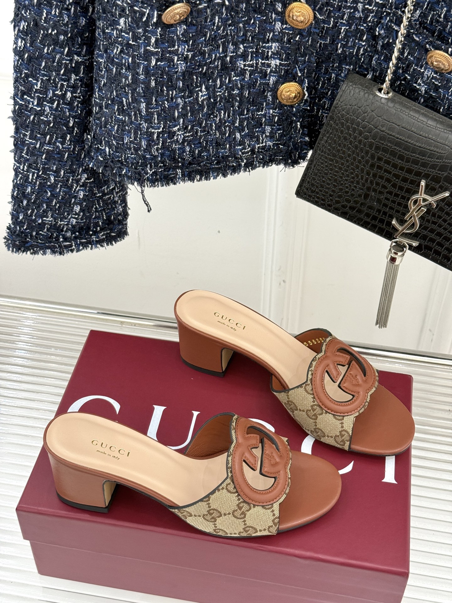 
Gucci/古驰经典双G镂空
平底粗跟拖鞋✨
它以标志性的双G镂空设计
将品牌经典元素融入其中
彰显独